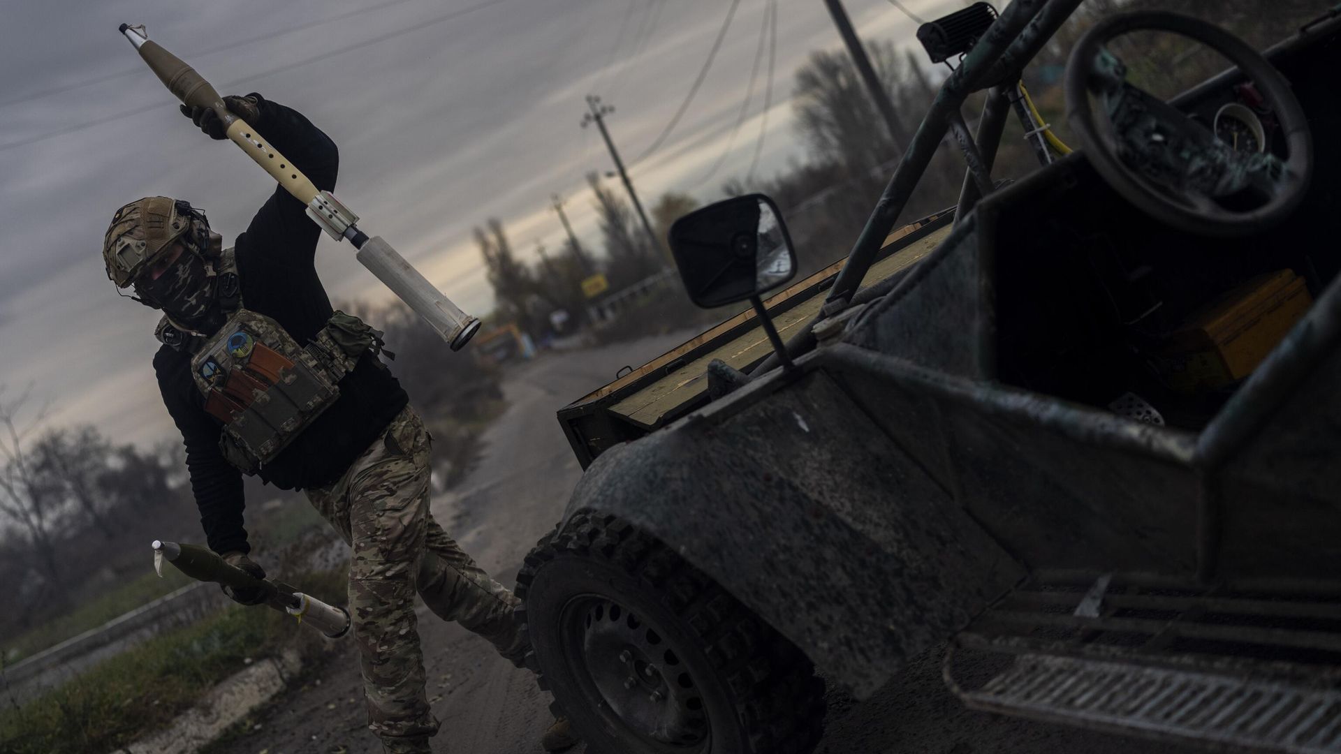Украинский военнослужащий заряжает противотанковый гранатомет СПГ-9 на линии соприкосновения под Херсоном Украинский военнослужащий заряжает противотанковый гранатомет СПГ-9 на линии соприкосновения под Херсоном - РИА Новости, 1920, 28.04.2023