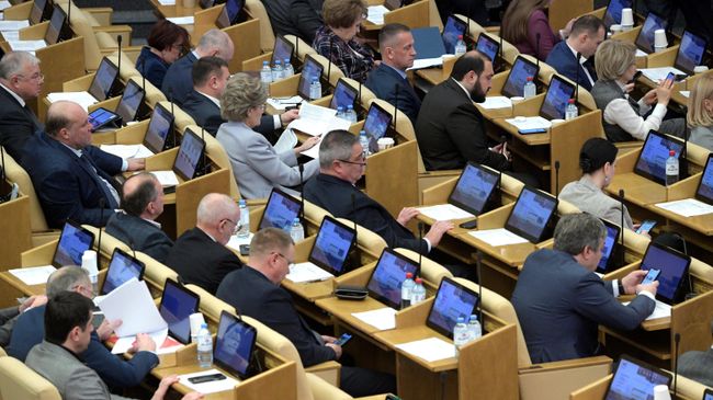 Депутаты на пленарном заседании Государственной Думы РФ