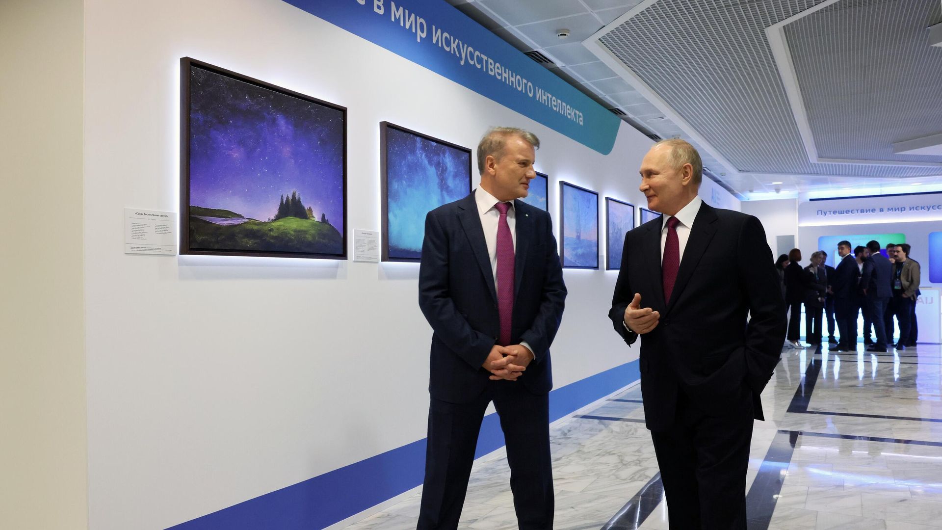 Президент России Владимир Путин и президент, председатель правления Сбербанка Герман Греф на международной конференции Путешествие в мир искусственного интеллекта Президент России Владимир Путин и президент, председатель правления Сбербанка Герман Греф на международной конференции Путешествие в мир искусственного интеллекта - РИА Новости, 1920, 24.11.2022