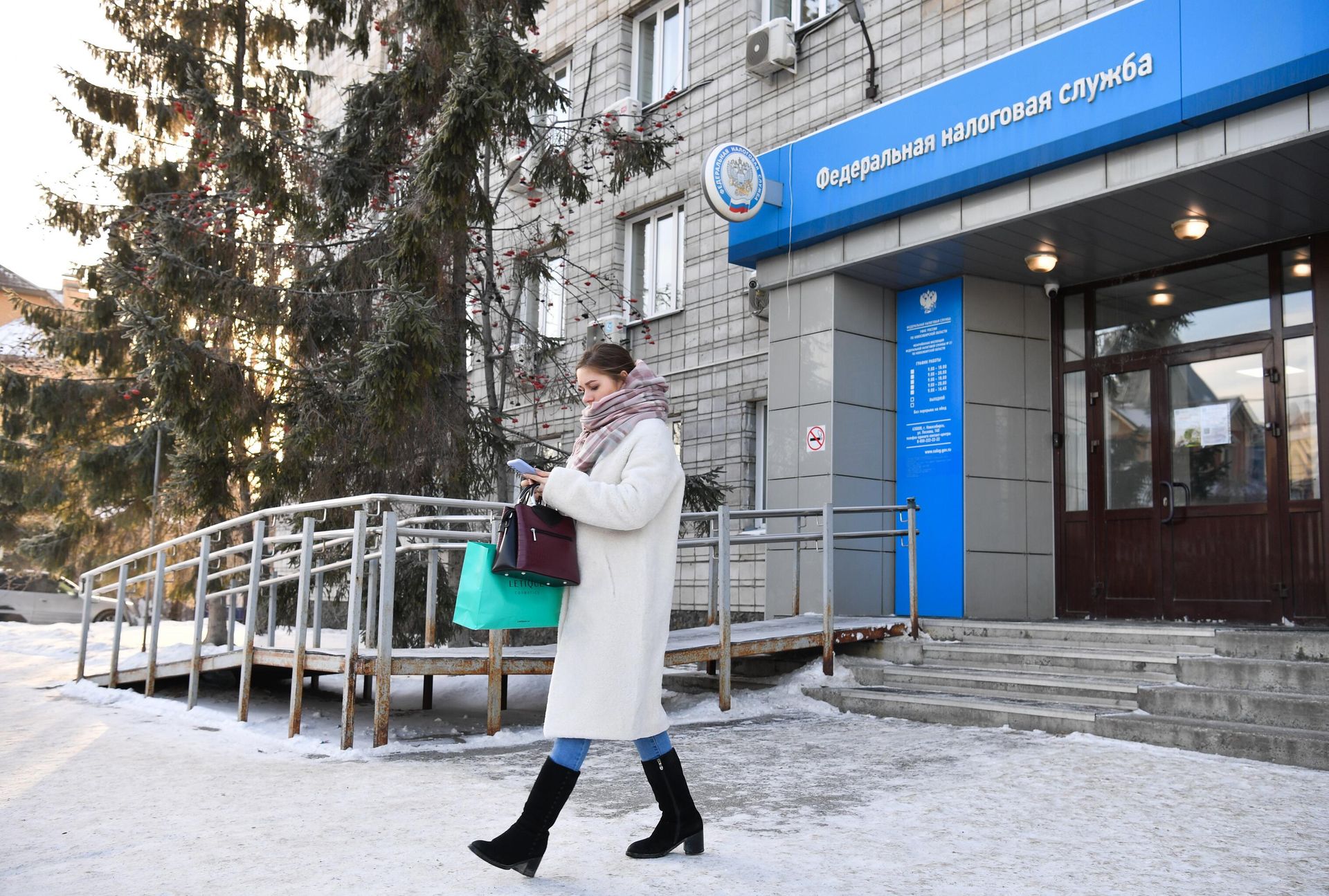 Девушка у межрайонной инспекции Федеральной налоговой службы в Новосибирске Девушка у межрайонной инспекции Федеральной налоговой службы в Новосибирске - РИА Новости, 1920, 27.01.2023
