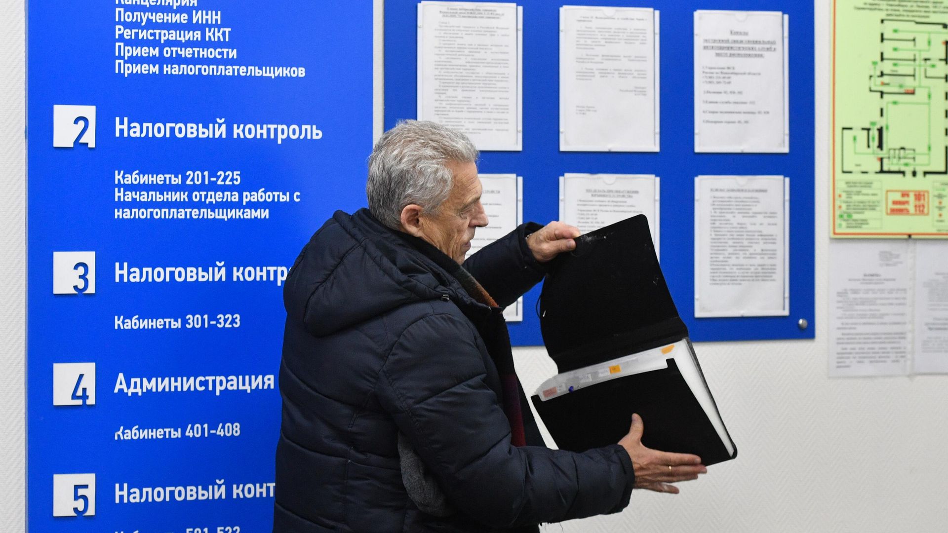 Мужчина в межрайонной инспекции Федеральной налоговой службы Мужчина в межрайонной инспекции Федеральной налоговой службы - РИА Новости, 1920, 21.12.2022