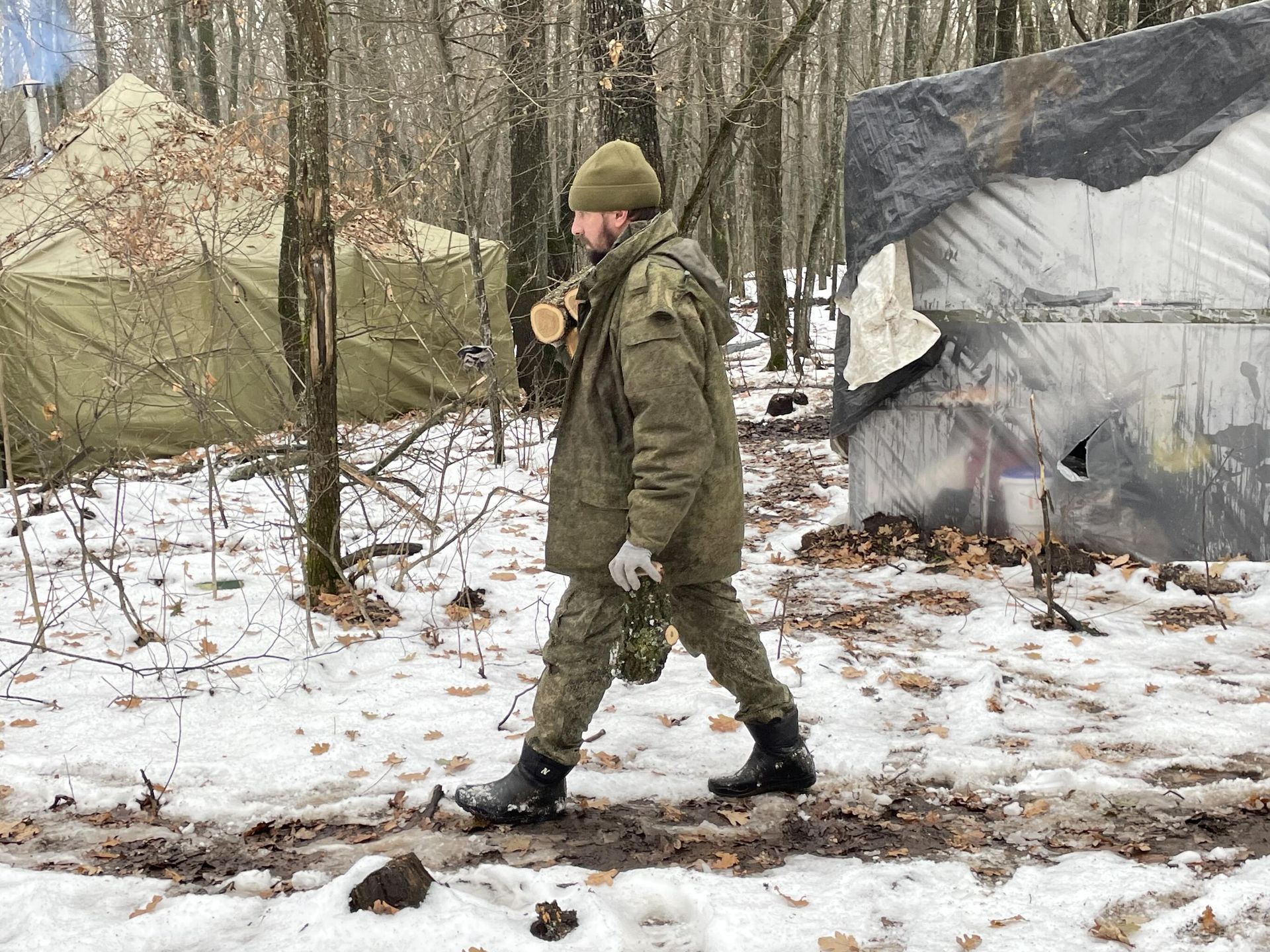 Боец на позициях артиллеристов несет дрова в полевую баню Боец на позициях артиллеристов несет дрова в полевую баню - РИА Новости, 1920, 15.12.2022
