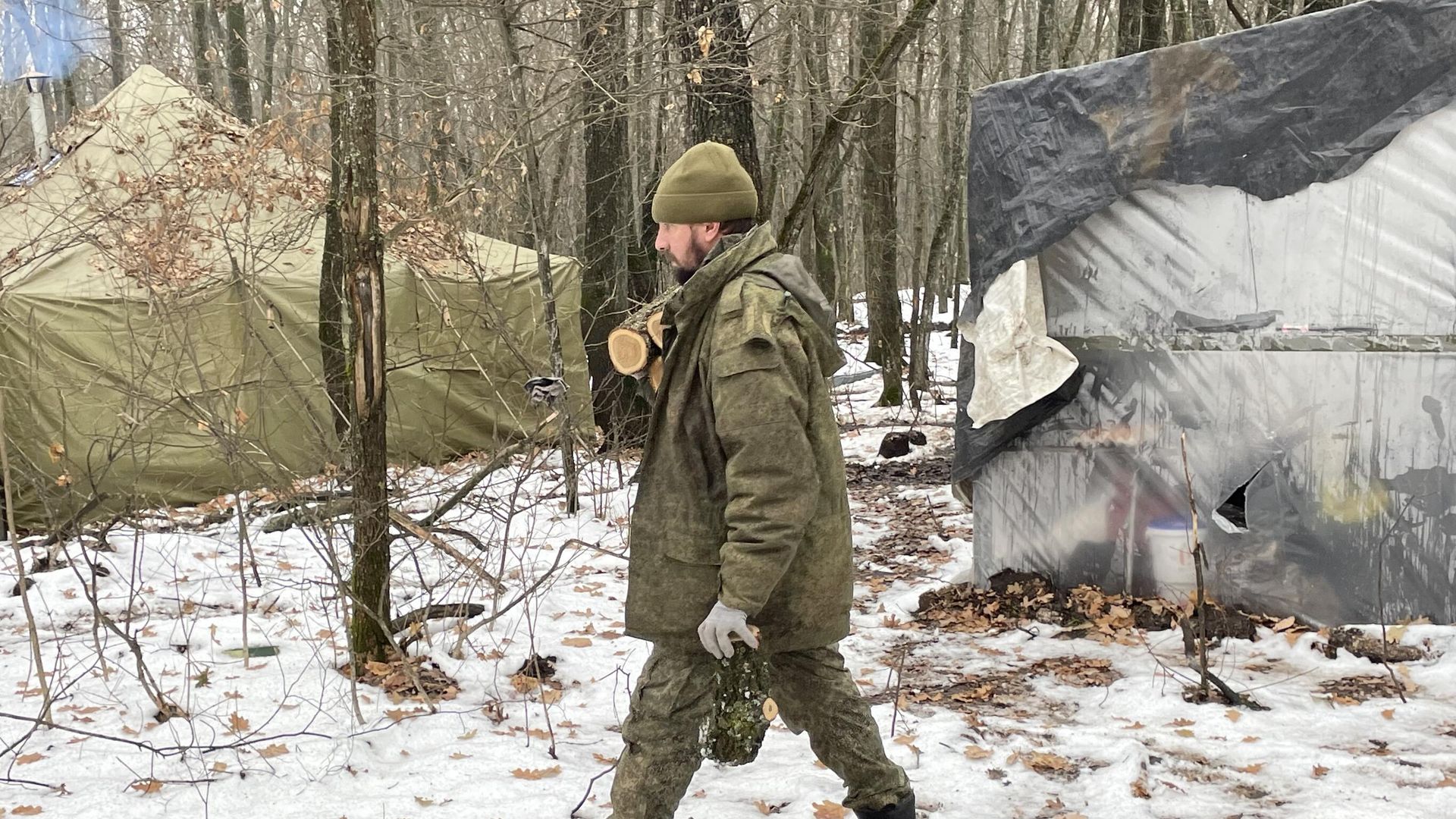 Боец на позициях артиллеристов несет дрова в полевую баню Боец на позициях артиллеристов несет дрова в полевую баню - РИА Новости, 1920, 29.11.2022