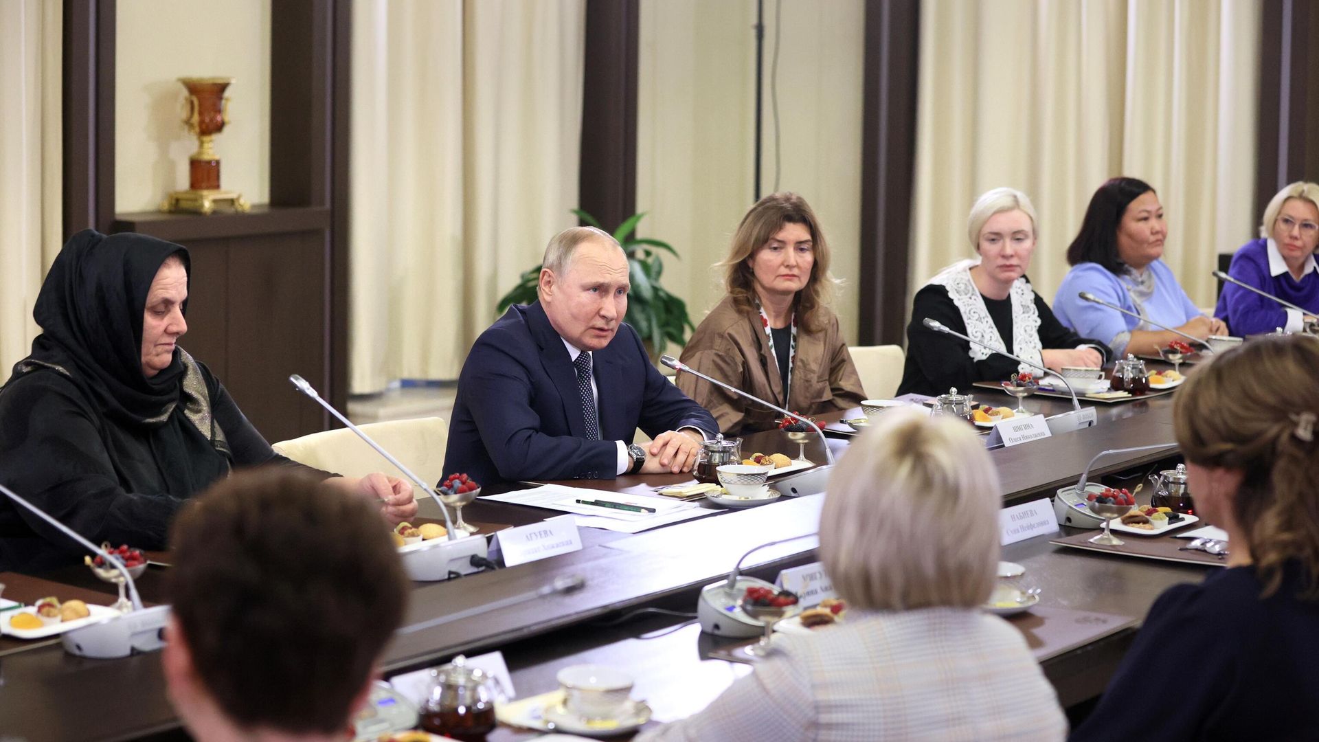 Президент России Владимир Путин во время встречи с матерями военнослужащих — участников специальной военной операции Президент России Владимир Путин во время встречи с матерями военнослужащих — участников специальной военной операции - РИА Новости, 1920, 25.11.2022