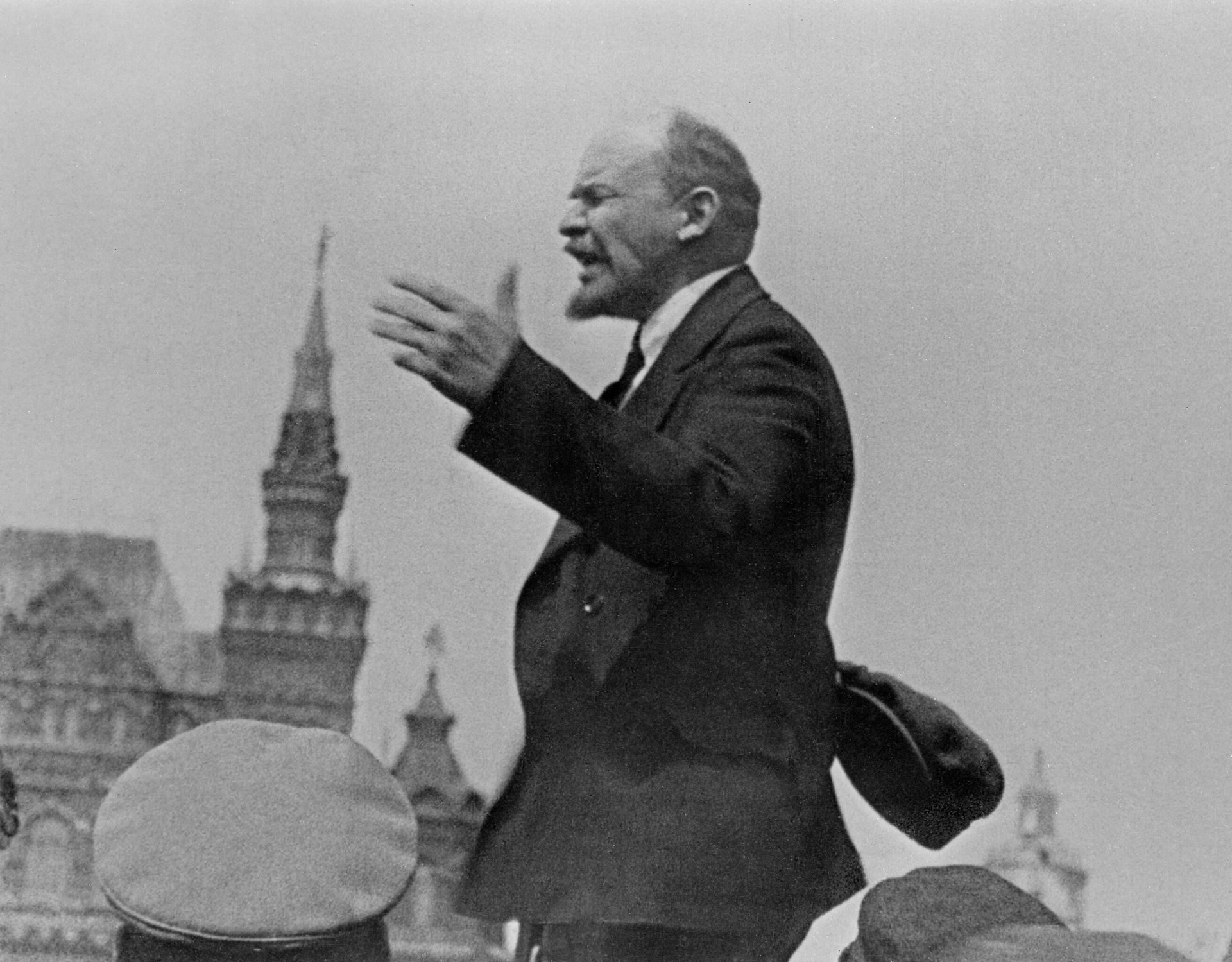 Владимир Ильич Ленин выступает с речью перед воинами Всеобуча во время парада на Красной площади 25 мая 1919 года Владимир Ильич Ленин выступает с речью перед воинами Всеобуча во время парада на Красной площади 25 мая 1919 года - РИА Новости, 1920, 11.03.2025