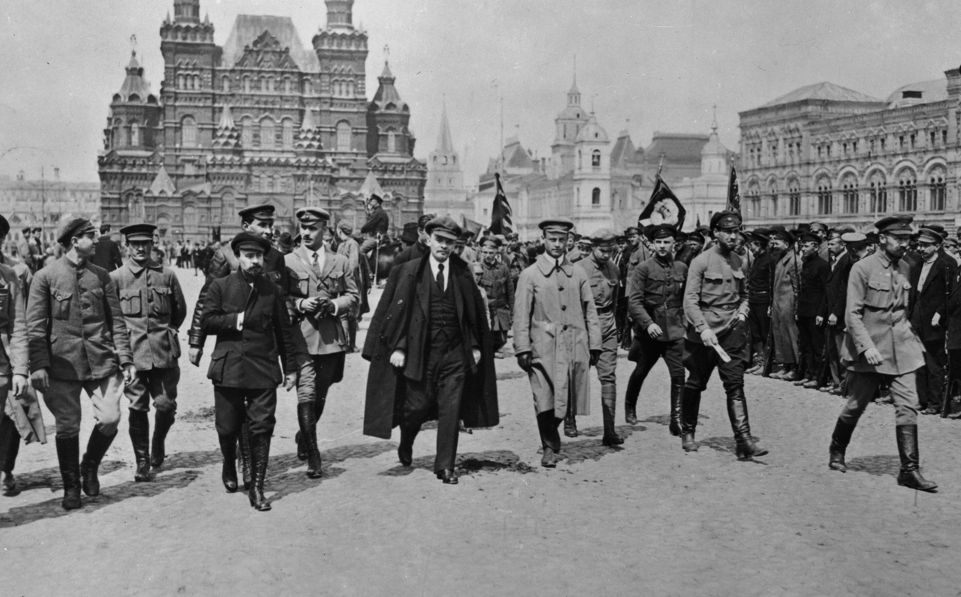 Владимир Ильич Ленин с группой командиров обходит строй войск Всевобуча. 25 мая 1919 года Владимир Ильич Ленин с группой командиров обходит строй войск Всевобуча. 25 мая 1919 года