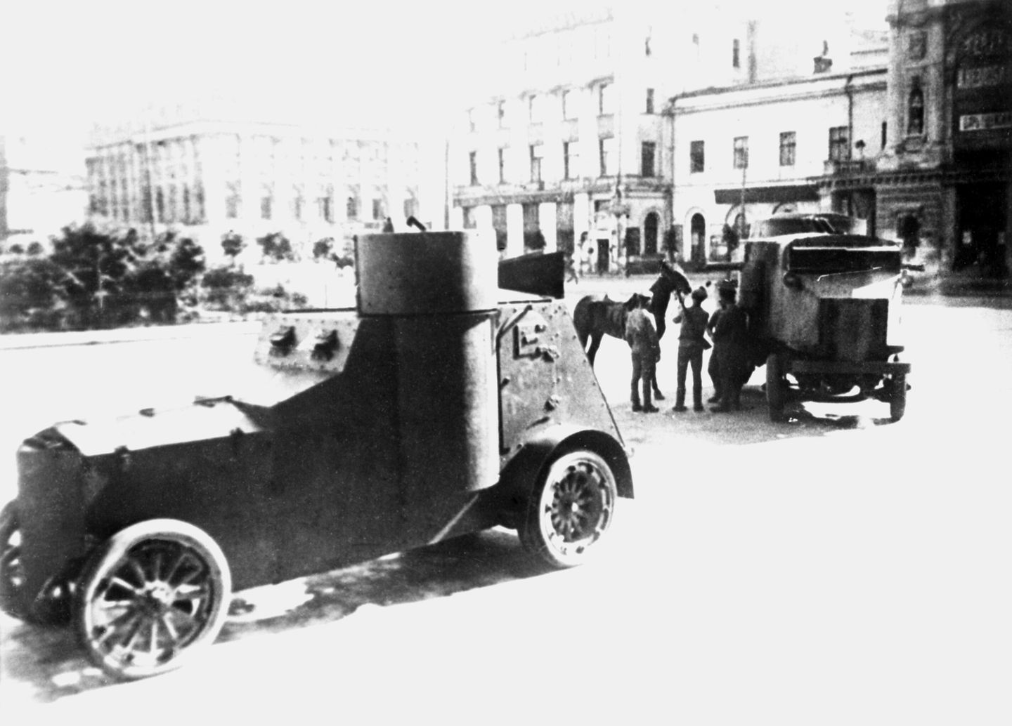 Броневики, охраняющие Большой театр во время V Всероссийского съезда Советов(4-10 июля). Москва, 1918 год