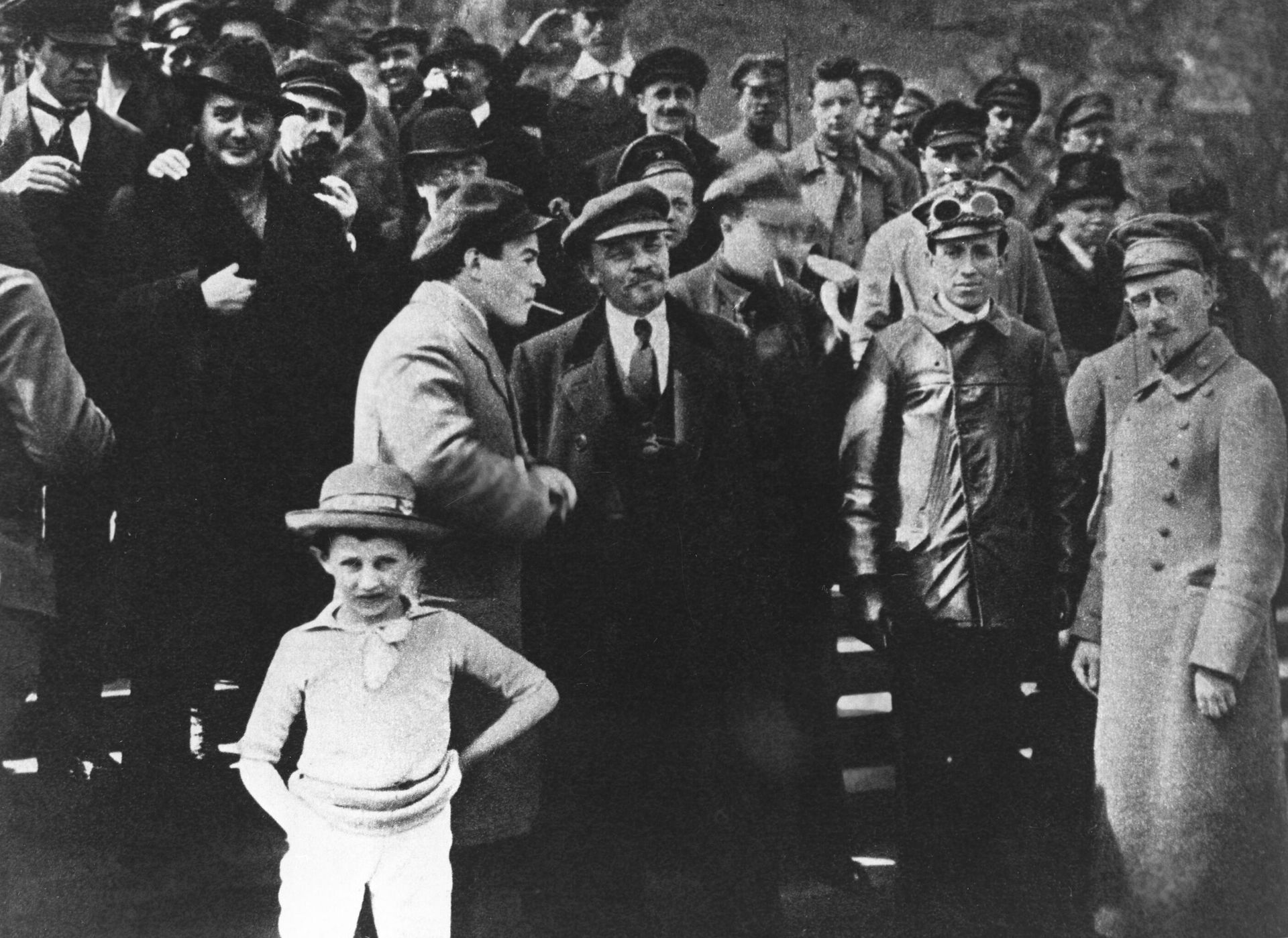 Председатель Совета Народных Комиссаров РСФСР Владимир Ильич Ленин на Красной площади во время парада войск Всевобуча. 25 мая 1919 года Председатель Совета Народных Комиссаров РСФСР Владимир Ильич Ленин на Красной площади во время парада войск Всевобуча. 25 мая 1919 года - РИА Новости, 1920, 28.08.2025