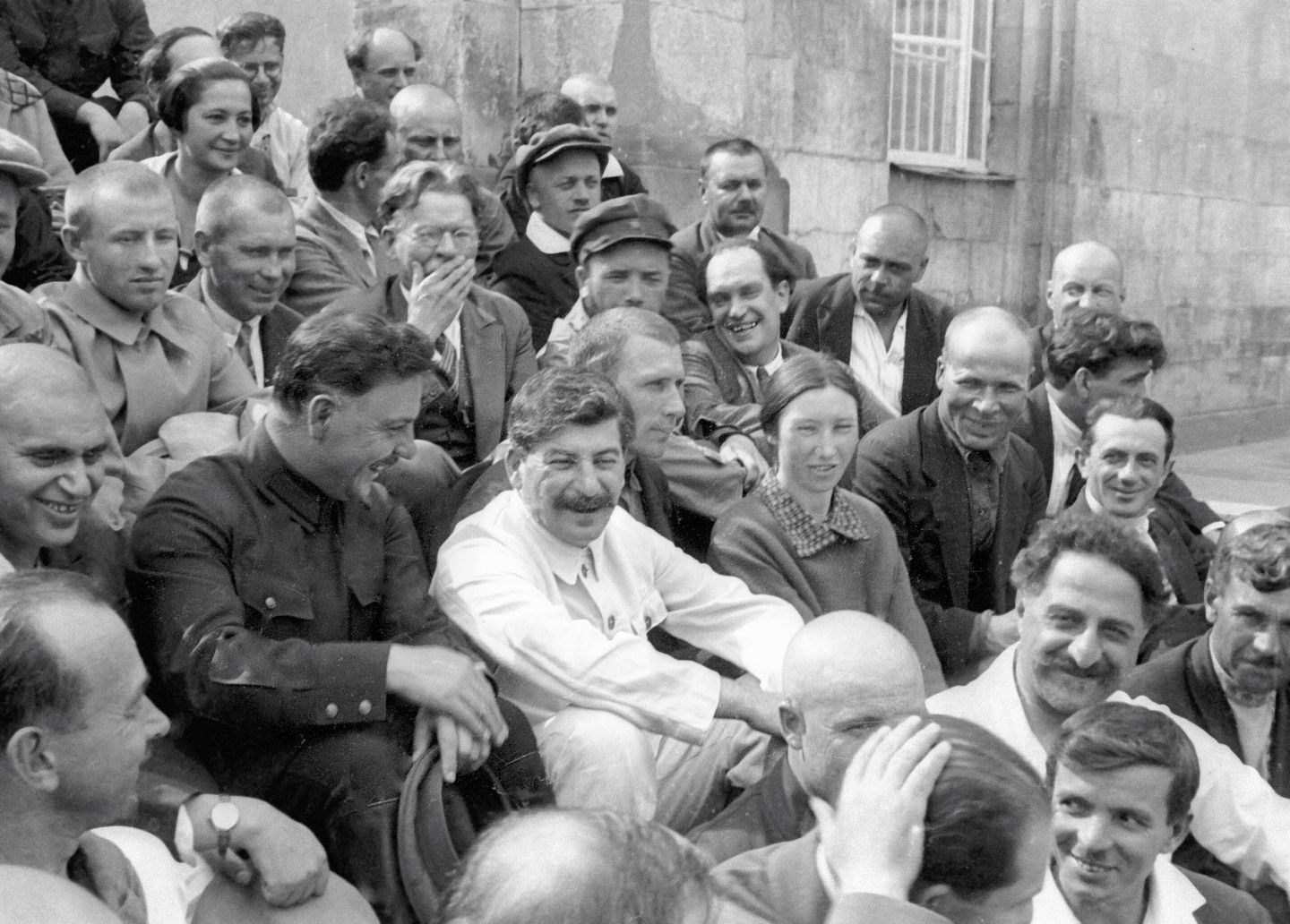 Генеральный секретарь ЦК КПСС Иосиф Виссарионович Сталин, нарком по военным и морским делам, председатель РВС СССР Климент Ефремович Ворошилов и председатель ВСНХ Григорий Константинович Орджоникидзе, председатель ЦИК СССР от РСФСР Михаил Иванович Калинин среди делегатов XVI съезда ВКП(б) в Москве 26 июня 1930 года