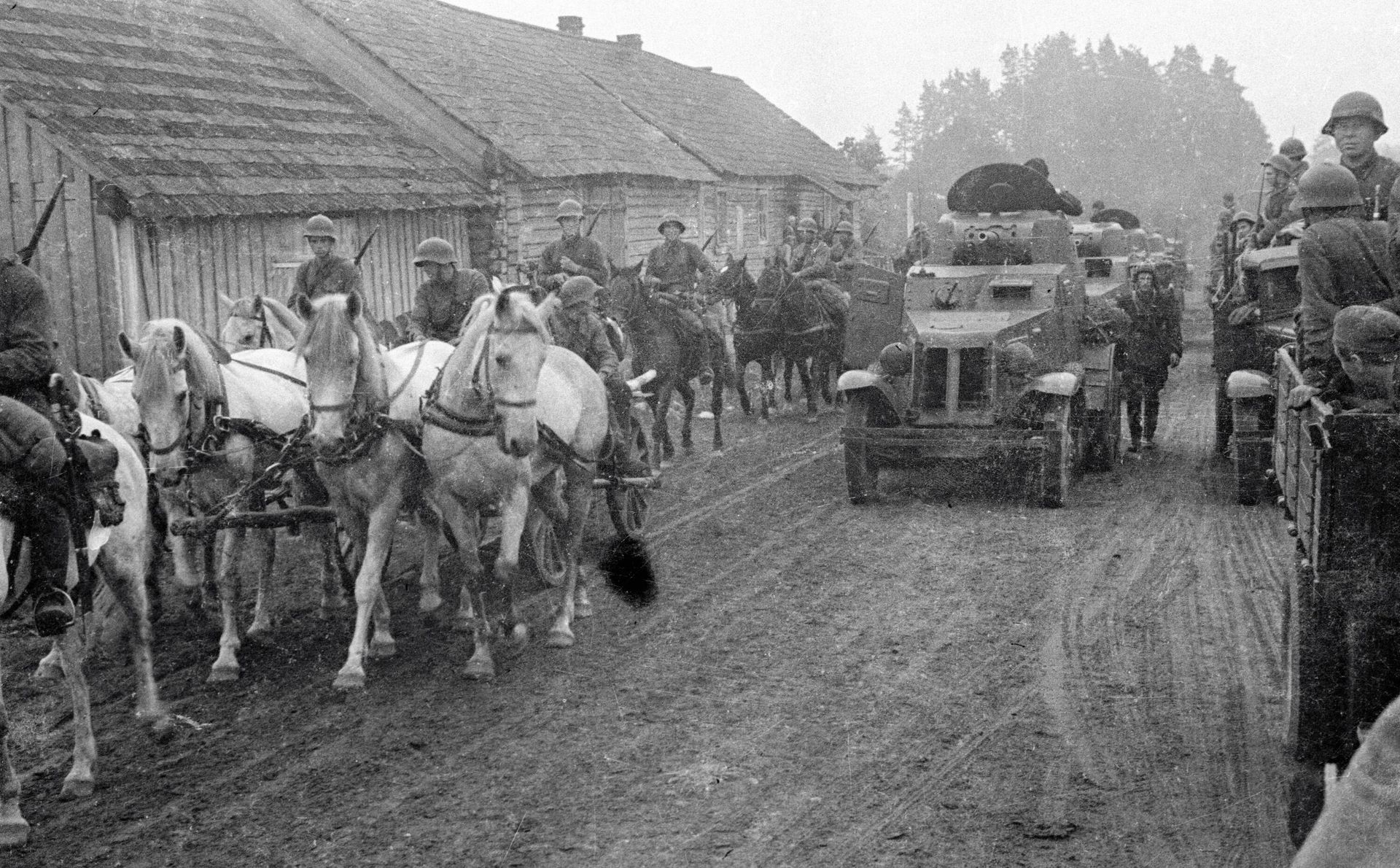 После похода РККА в Западные Белоруссию в сентябре 1939 г., войска Красной Армии проходят через деревню Молочанка