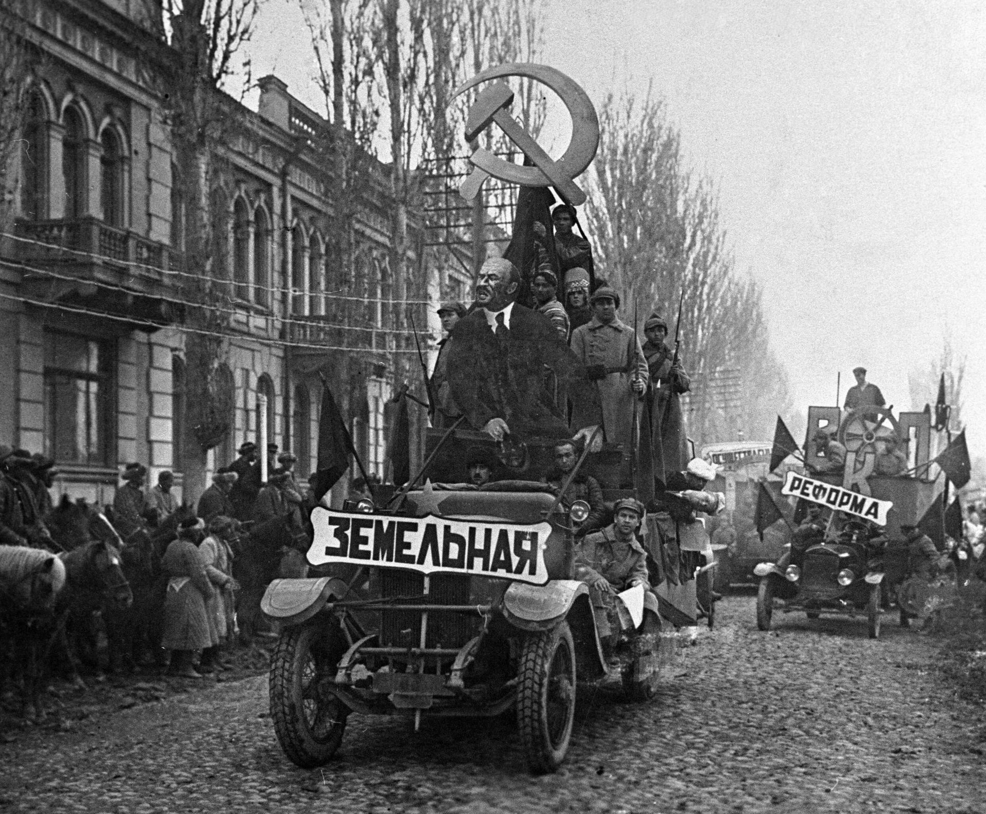 Жители города приветствуют военных на празднике, посвященном земельно-водной реформе. Узбекская ССР