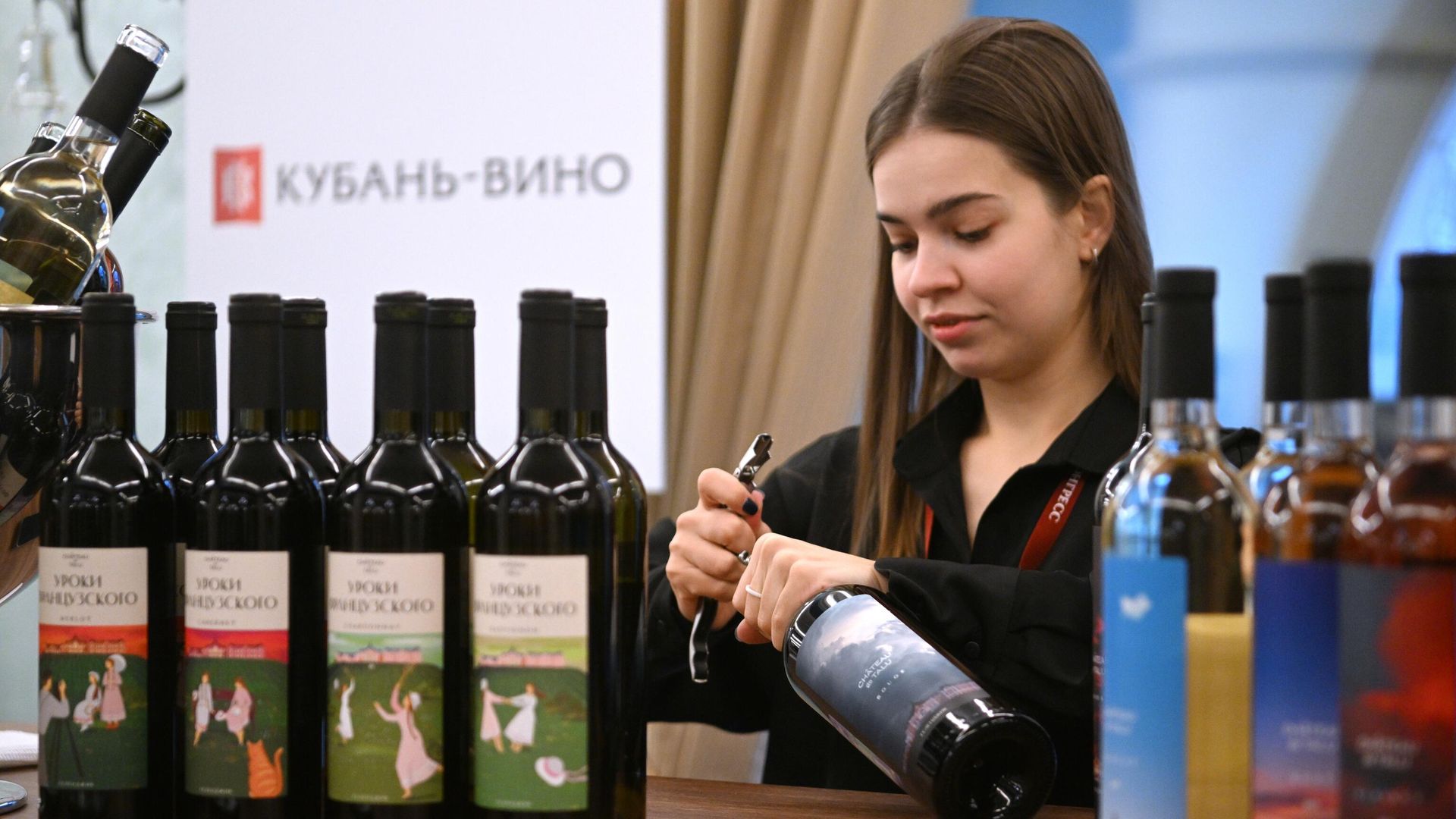 Девушка открывает бутылку вина на первом Российском винодельческом форуме в Москве Девушка открывает бутылку вина на первом Российском винодельческом форуме в Москве - РИА Новости, 1920, 31.05.2023