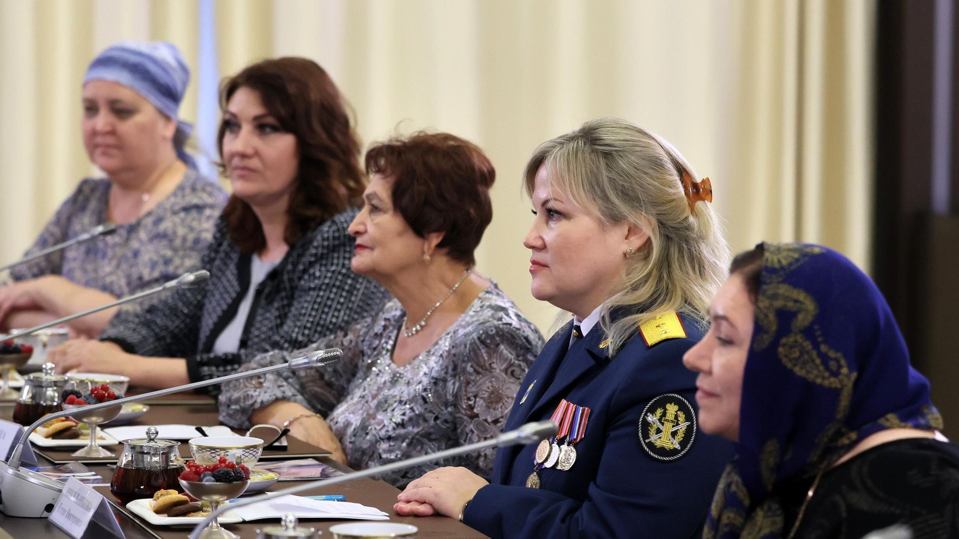 Нина Пшеничкина (третья слева) во время встречи Владимира Путина с матерями военнослужащих - участников СВО Нина Пшеничкина (третья слева) во время встречи Владимира Путина с матерями военнослужащих - участников СВО - РИА Новости, 1920, 25.11.2022