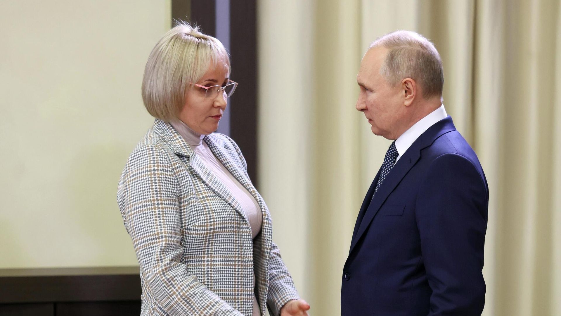 Президент России Владимир Путин беседует с Марией Костюк из Биробиджана - РИА Новости, 1920, 25.11.2022