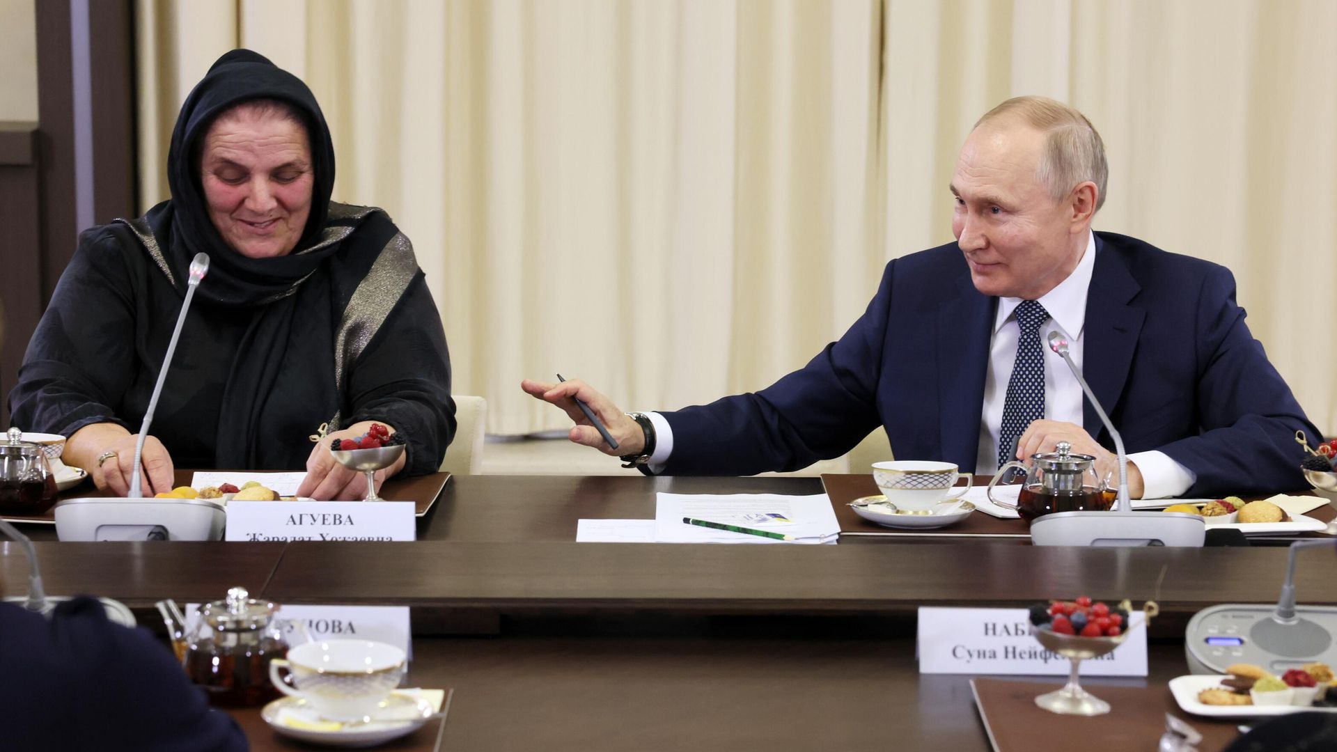 Президент РФ В. Путин встретился с матерями военнослужащих - участников СВО, слева - Жарадат Агуева из Чеченской Республики Президент РФ В. Путин встретился с матерями военнослужащих - участников СВО, слева - Жарадат Агуева из Чеченской Республики - РИА Новости, 1920, 25.11.2022