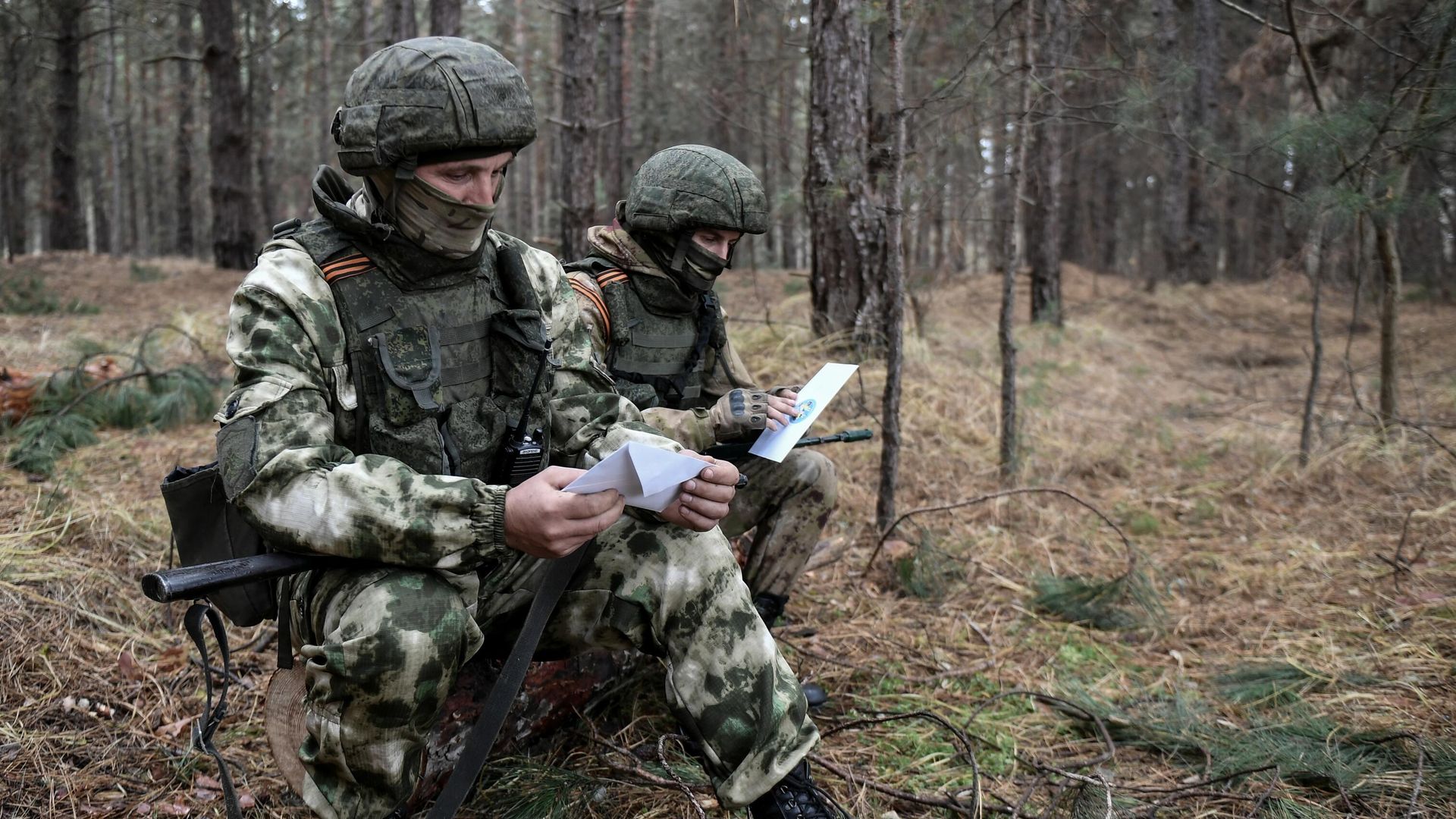 Военнослужащие читают письма от детей на боевых позициях - РИА Новости, 1920, 05.12.2022