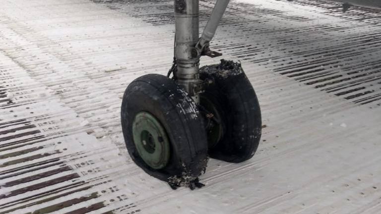 Повреждение шасси самолета в аэропорту Охотск Повреждение шасси самолета в аэропорту Охотск - РИА Новости, 1920, 26.11.2022