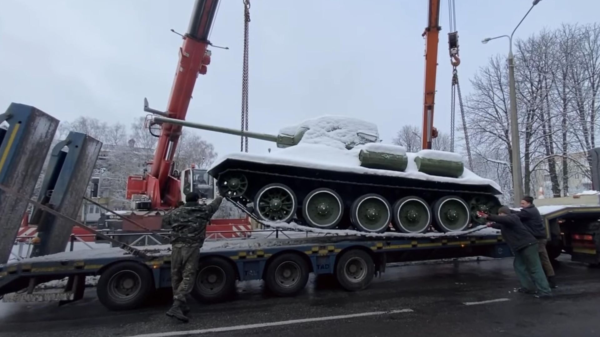 Демонтаж танка с постамента в городе Хмельницком, Украина. Кадр из видео Демонтаж танка с постамента в городе Хмельницком, Украина. Кадр из видео - РИА Новости, 1920, 26.11.2022