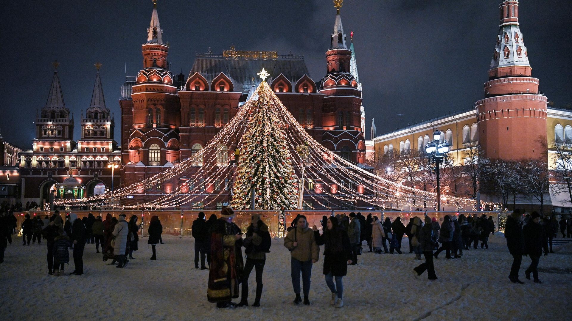 Новогодняя елка на Манежной площади в Москве Новогодняя елка на Манежной площади в Москве - РИА Новости, 1920, 06.12.2022