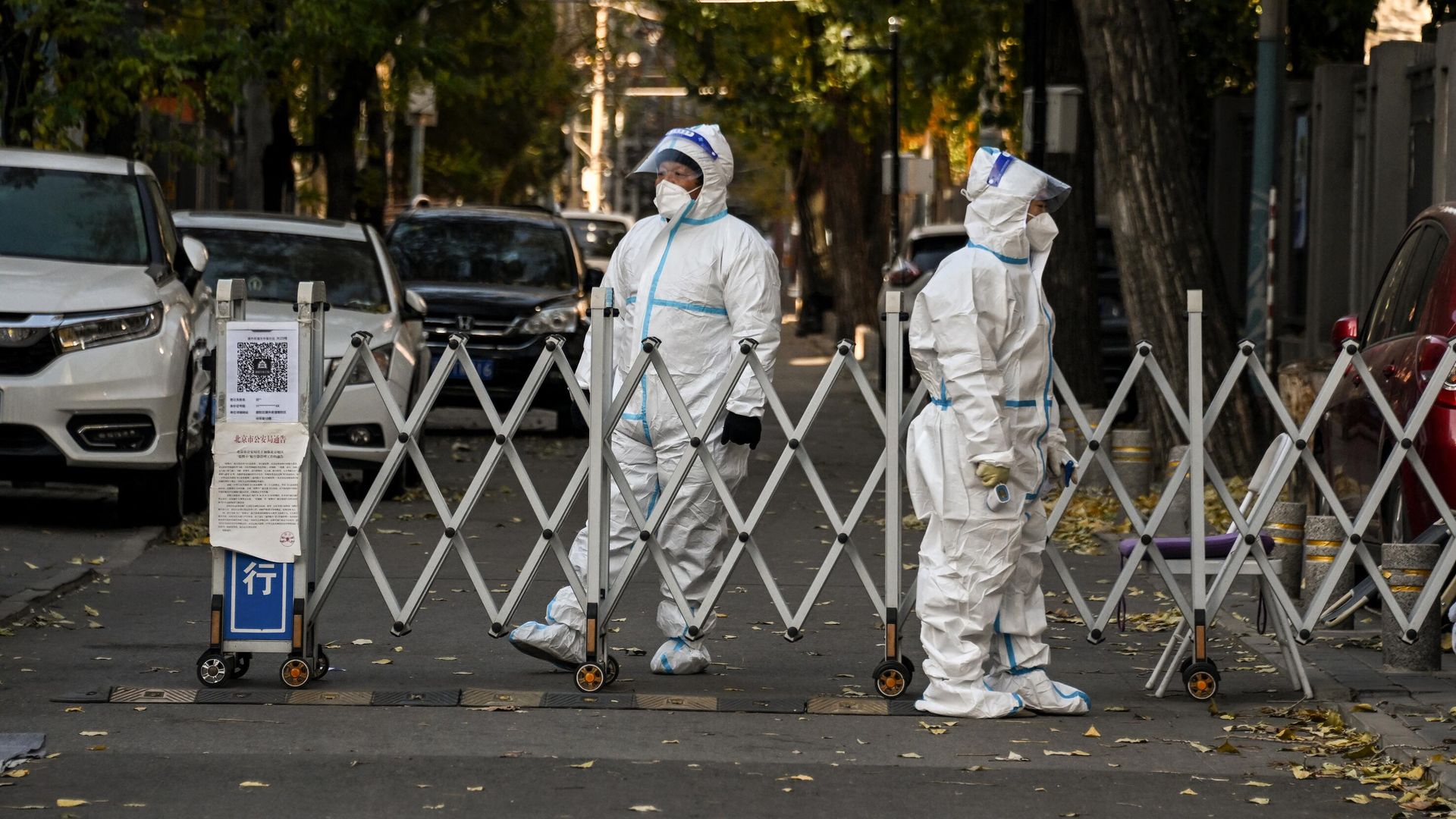 Сотрудники службы безопасности охраняют вход в жилой район в Пекине, закрытый из-за ограничений, связанных с коронавирусом Сотрудники службы безопасности охраняют вход в жилой район в Пекине, закрытый из-за ограничений, связанных с коронавирусом - РИА Новости, 1920, 27.11.2022