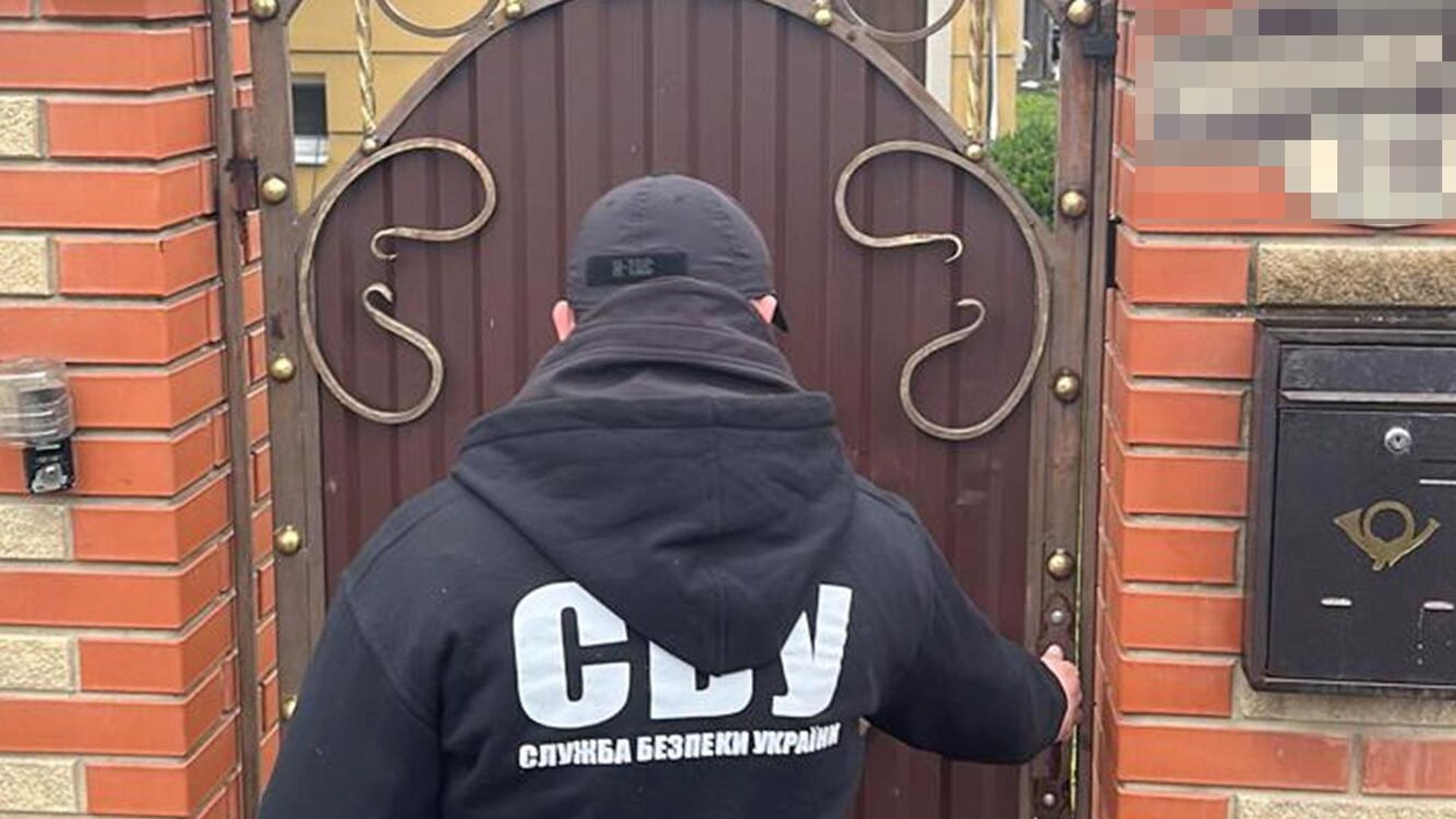 Сотрудник СБУ во время обысков в Ивано-Франковской епархии УПЦ Сотрудник СБУ во время обысков в Ивано-Франковской епархии УПЦ - РИА Новости, 1920, 27.11.2022
