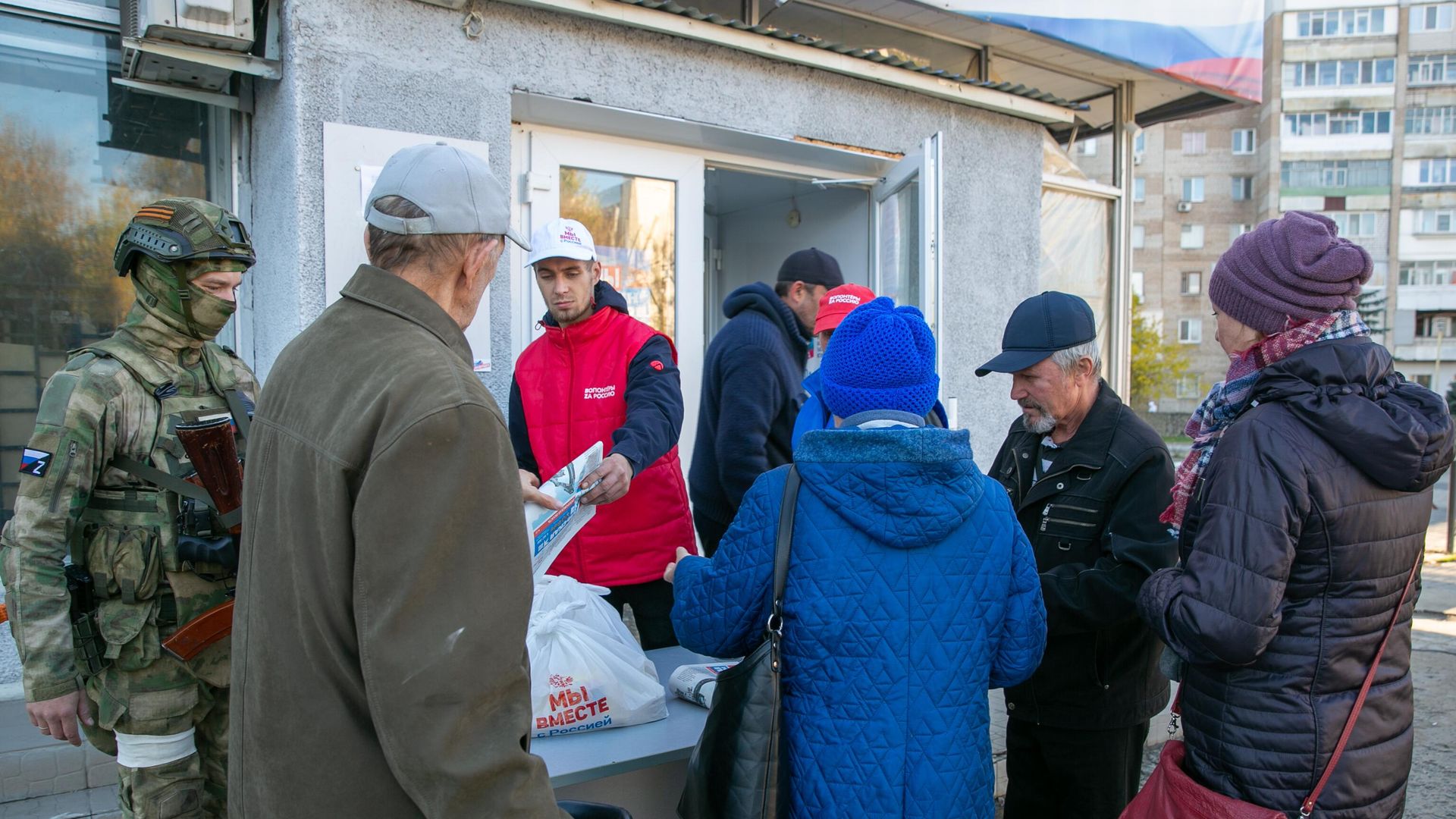 В Херсонской и Запорожской областях подразделения Росгвардии обеспечили выдачу более 120 тонн гуманитарной помощи В Херсонской и Запорожской областях подразделения Росгвардии обеспечили выдачу более 120 тонн гуманитарной помощи - РИА Новости, 1920, 27.11.2022