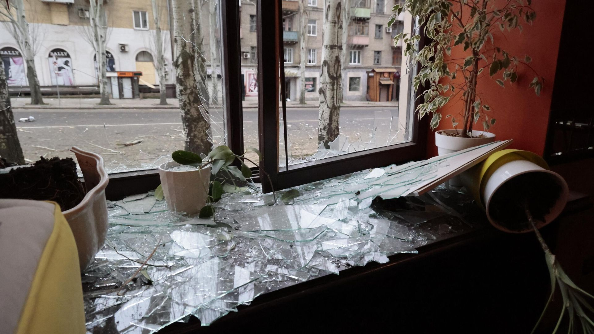 Разбитое окно в кафе в Ворошиловском районе Донецка после обстрелов со стороны ВСУ Разбитое окно в кафе в Ворошиловском районе Донецка после обстрелов со стороны ВСУ - РИА Новости, 1920, 27.11.2022