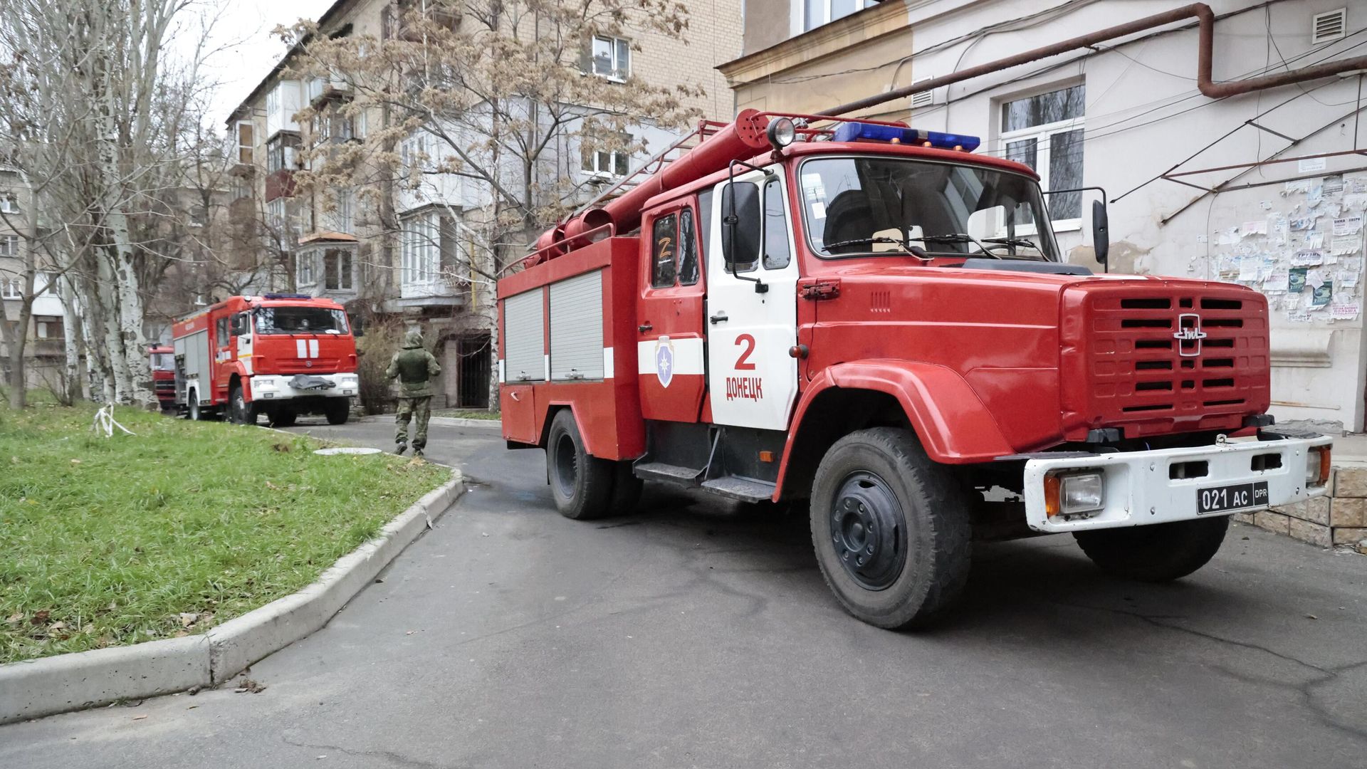 Пожарные расчеты у поврежденных многоэтажных домов в Ворошиловском районе Донецка после обстрелов со стороны ВСУ Пожарные расчеты у поврежденных многоэтажных домов в Ворошиловском районе Донецка после обстрелов со стороны ВСУ - РИА Новости, 1920, 27.11.2022