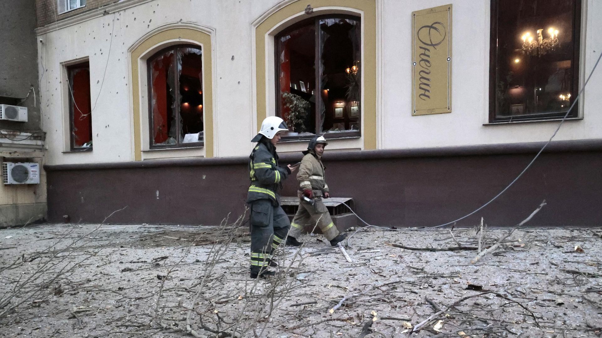 Сотрудники МЧС у поврежденного кафе в Ворошиловском районе Донецка после обстрелов со стороны ВСУ - РИА Новости, 1920, 27.11.2022