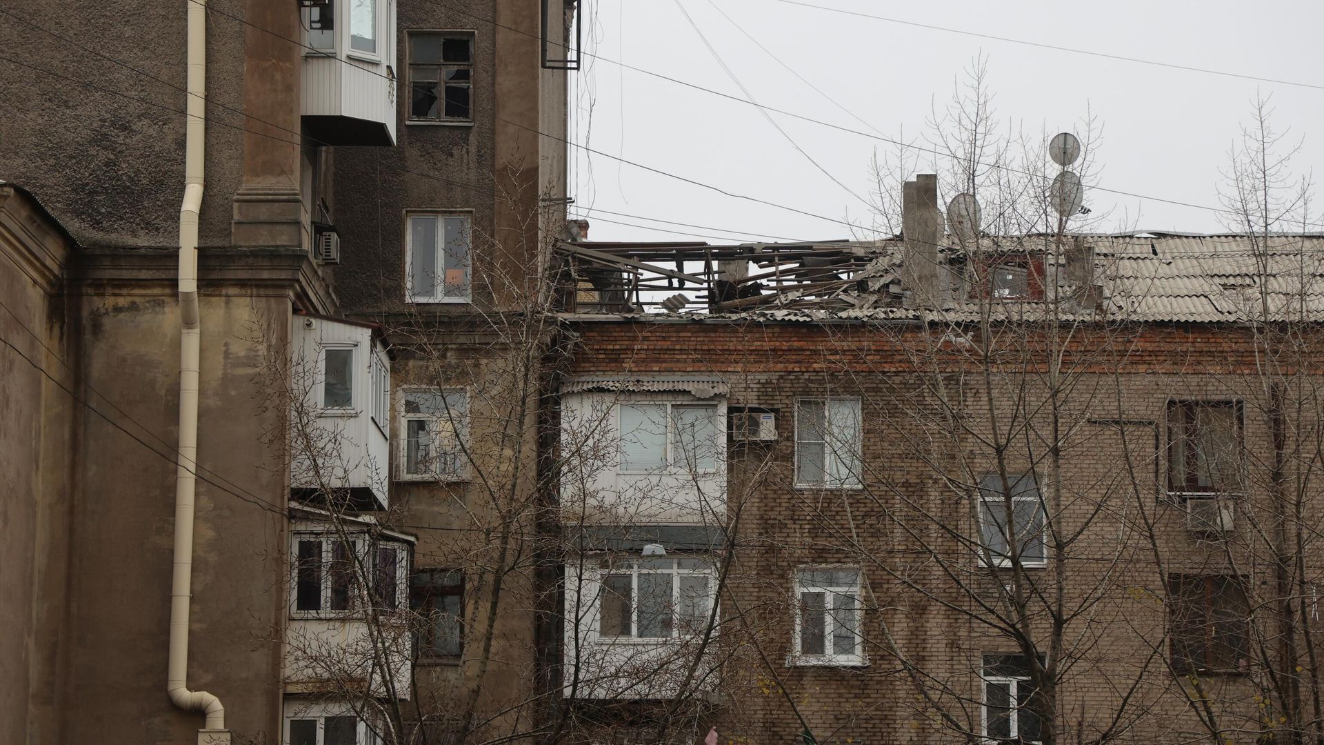 Поврежденный многоэтажный дом в Ворошиловском районе Донецка после обстрелов со стороны ВСУ Поврежденный многоэтажный дом в Ворошиловском районе Донецка после обстрелов со стороны ВСУ - РИА Новости, 1920, 02.12.2022