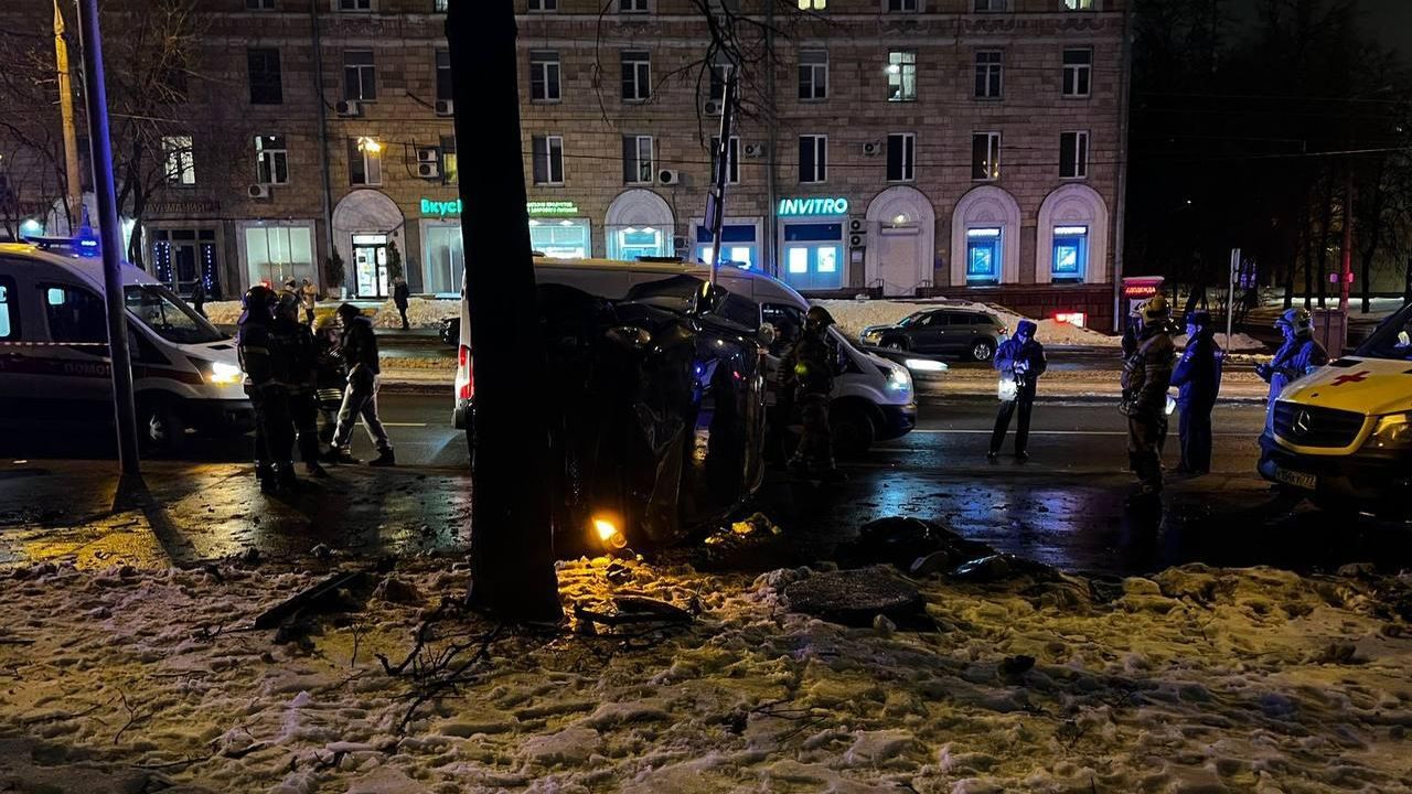 На улице Свободы водитель автомобиля марки Киа не справилась с управлением, выехала на тротуар и совершила наезд на пешеходов — женщину с двумя детьми На улице Свободы водитель автомобиля марки Киа не справилась с управлением, выехала на тротуар и совершила наезд на пешеходов — женщину с двумя детьми - РИА Новости, 1920, 29.11.2022