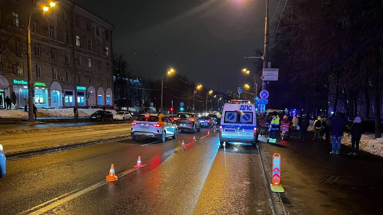 На улице Свободы водитель автомобиля марки Киа не справилась с управлением, выехала на тротуар и совершила наезд на пешеходов - женщину с двумя детьми На улице Свободы водитель автомобиля марки Киа не справилась с управлением, выехала на тротуар и совершила наезд на пешеходов - женщину с двумя детьми - РИА Новости, 1920, 28.11.2022