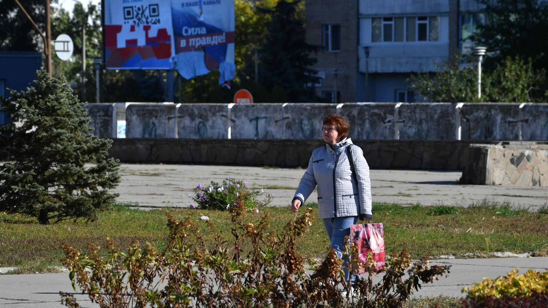 Женщина на улице города Энергодар Женщина на улице города Энергодар - РИА Новости, 1920, 30.11.2022