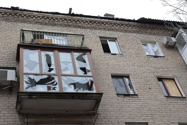 Разбитые окна в жилом доме в Ворошиловском районе Донецка после обстрелов со стороны ВСУ Разбитые окна в жилом доме в Ворошиловском районе Донецка после обстрелов со стороны ВСУ