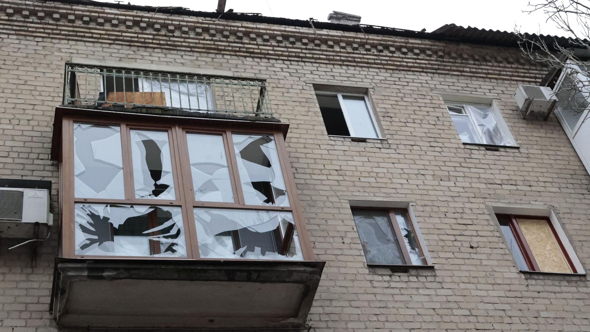 Разбитые окна в жилом доме Донецке после обстрелов со стороны ВСУ Разбитые окна в жилом доме Донецке после обстрелов со стороны ВСУ - РИА Новости, 1920, 02.12.2022
