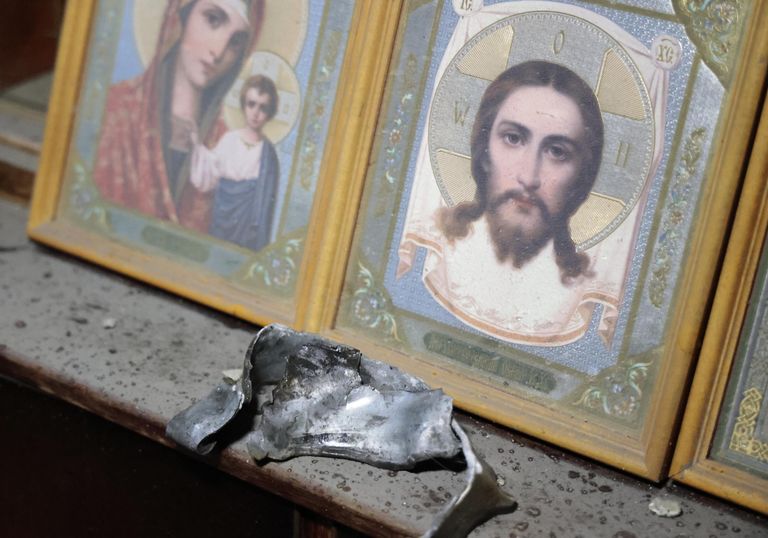 Фрагмент от разорвавшегося снаряда в квартире многоэтажного дома в Ворошиловском районе Донецка после обстрелов со стороны ВСУ Фрагмент от разорвавшегося снаряда в квартире многоэтажного дома в Ворошиловском районе Донецка после обстрелов со стороны ВСУ