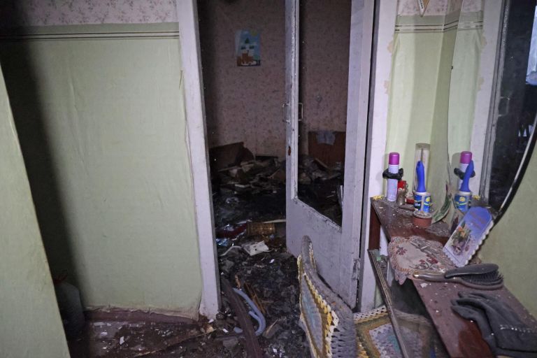 Повреждения в квартире многоэтажного дома в Ворошиловском районе Донецка после обстрелов со стороны ВСУ Повреждения в квартире многоэтажного дома в Ворошиловском районе Донецка после обстрелов со стороны ВСУ