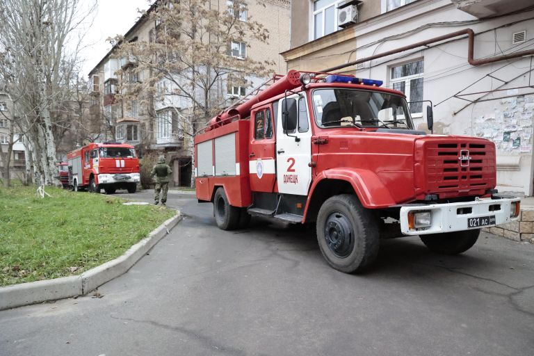 Пожарные расчеты у поврежденных многоэтажных домов в Ворошиловском районе Донецка после обстрелов со стороны ВСУ Пожарные расчеты у поврежденных многоэтажных домов в Ворошиловском районе Донецка после обстрелов со стороны ВСУ