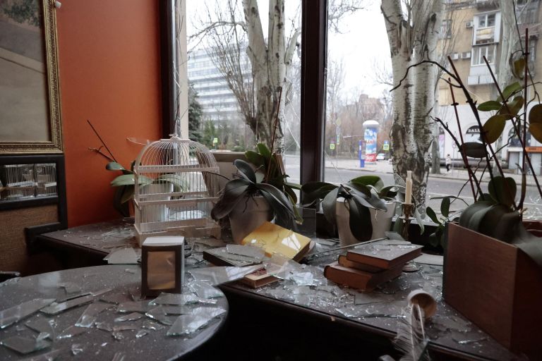 Разбитое окно в кафе в Ворошиловском районе Донецка после обстрелов со стороны ВСУ Разбитое окно в кафе в Ворошиловском районе Донецка после обстрелов со стороны ВСУ