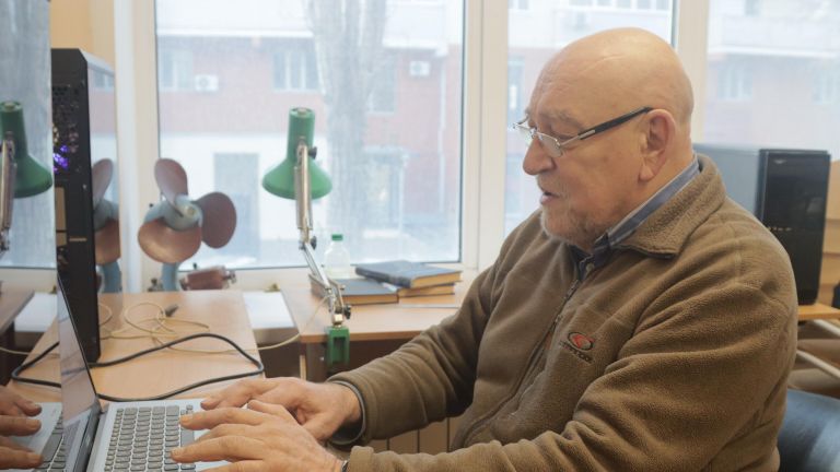 Профессор кафедры радиотехники и электродинамики Михаил Владимирович Давидович за работой Профессор кафедры радиотехники и электродинамики Михаил Владимирович Давидович за работой
