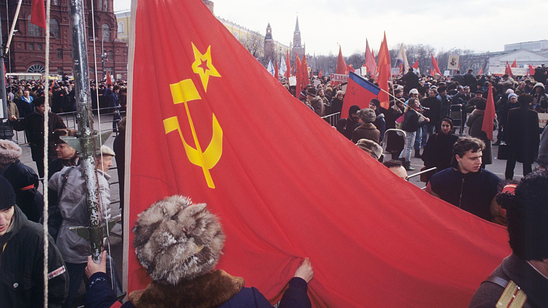 Митинг на Манежной площади, организованный РКРП и движением Трудовая Россия, названный Всенародным Вече советских народов, в годовщину Всесоюзного референдума о сохранении СССР Митинг на Манежной площади, организованный РКРП и движением Трудовая Россия, названный Всенародным Вече советских народов, в годовщину Всесоюзного референдума о сохранении СССР - РИА Новости, 1920, 30.12.2022