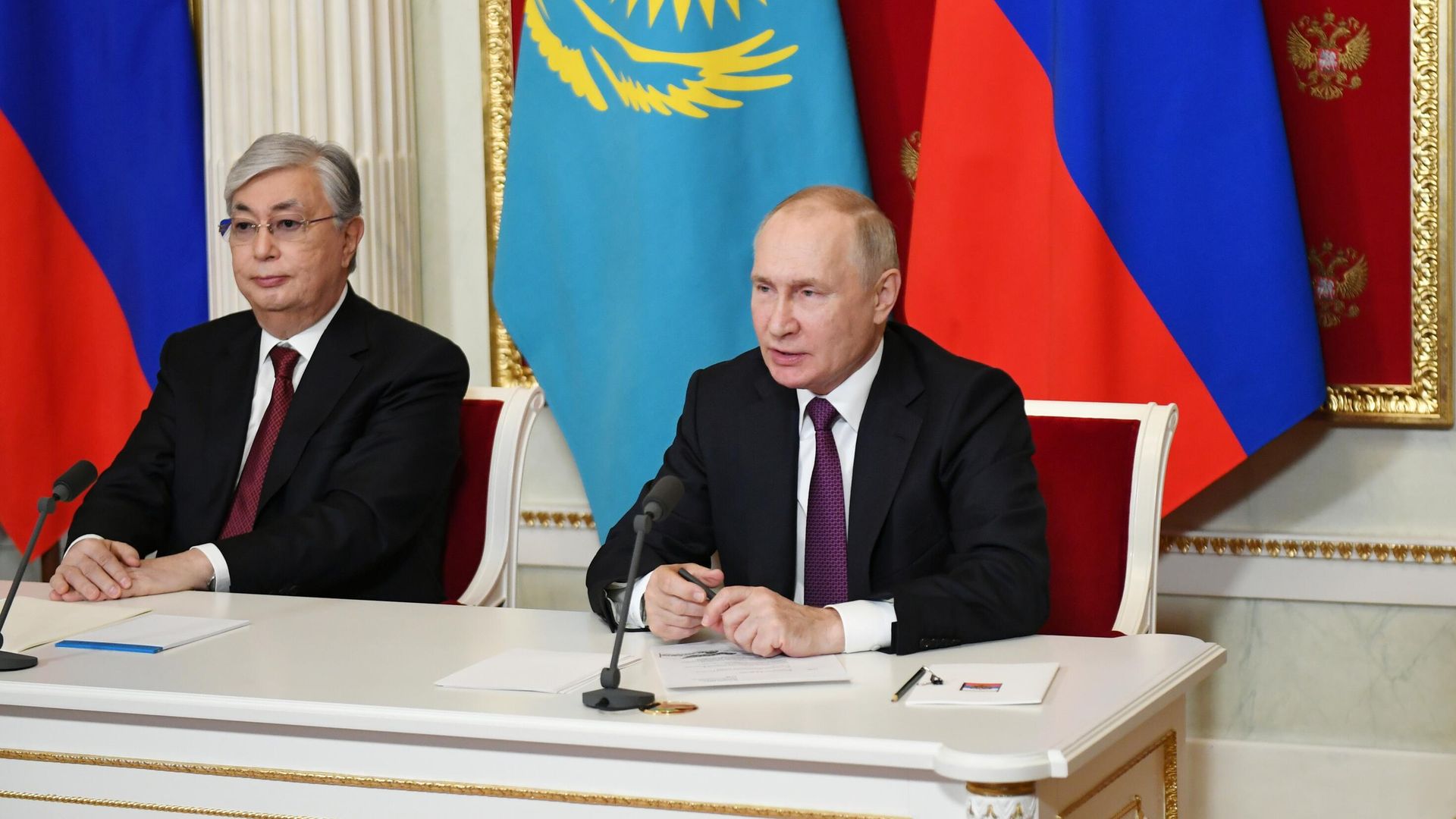 Президент России Владимир Путин и президент Республики Казахстан Касым-Жомарт Токаев обращаются в режиме видеоконференции к участникам пленарного заседания XVIII Форума межрегионального сотрудничества России и Казахстана Президент России Владимир Путин и президент Республики Казахстан Касым-Жомарт Токаев обращаются в режиме видеоконференции к участникам пленарного заседания XVIII Форума межрегионального сотрудничества России и Казахстана - РИА Новости, 1920, 29.11.2022