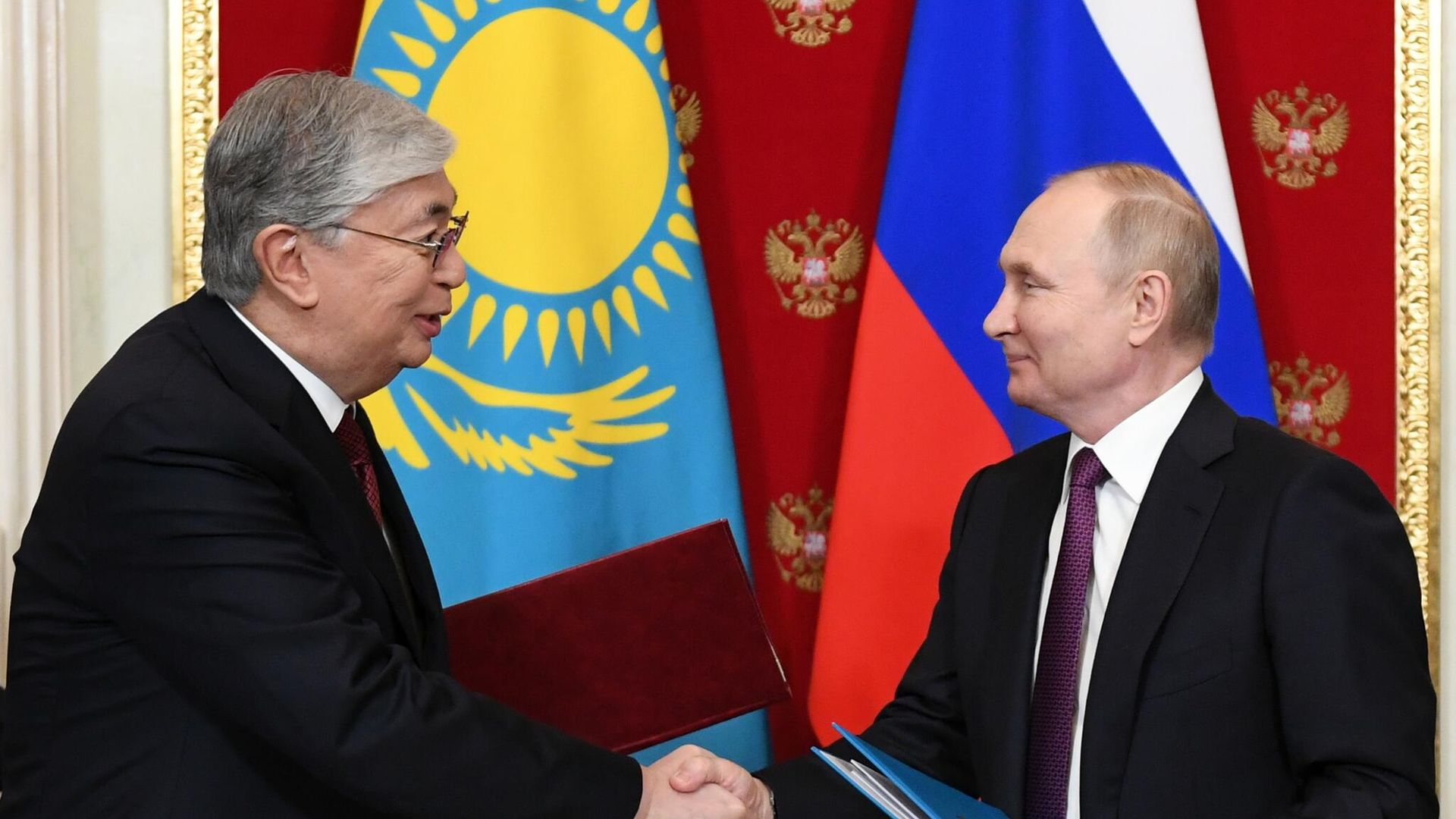 Президент Росии Владимир Путин и президент Республики Казахстан Касым-Жомарт Токаев на церемонии подписания ряда двусторонних документов, в том числе Декларации между Российской Федерацией и Республикой Казахстан по случаю 30-летия установления дипломатических отношений Президент Росии Владимир Путин и президент Республики Казахстан Касым-Жомарт Токаев на церемонии подписания ряда двусторонних документов, в том числе Декларации между Российской Федерацией и Республикой Казахстан по случаю 30-летия установления дипломатических отношений - РИА Новости, 1920, 28.11.2022