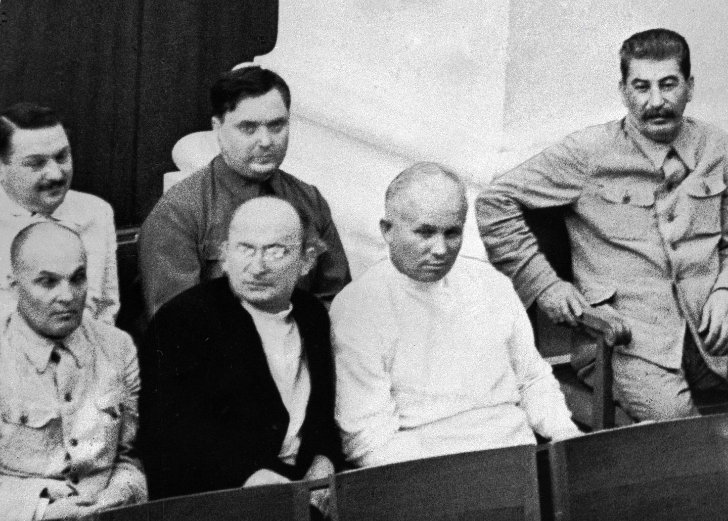 Иосиф Сталин, Никита Хрущев, Лаврентий Берия, Матвей Шкирятов (в первом ряду справа налево), Георгий Маленков и Андрей Жданов (во втором ряду справа налево) на совместном заседании Совета Союза и Совета национальностей I-й сессии ВС СССР I-го созыва