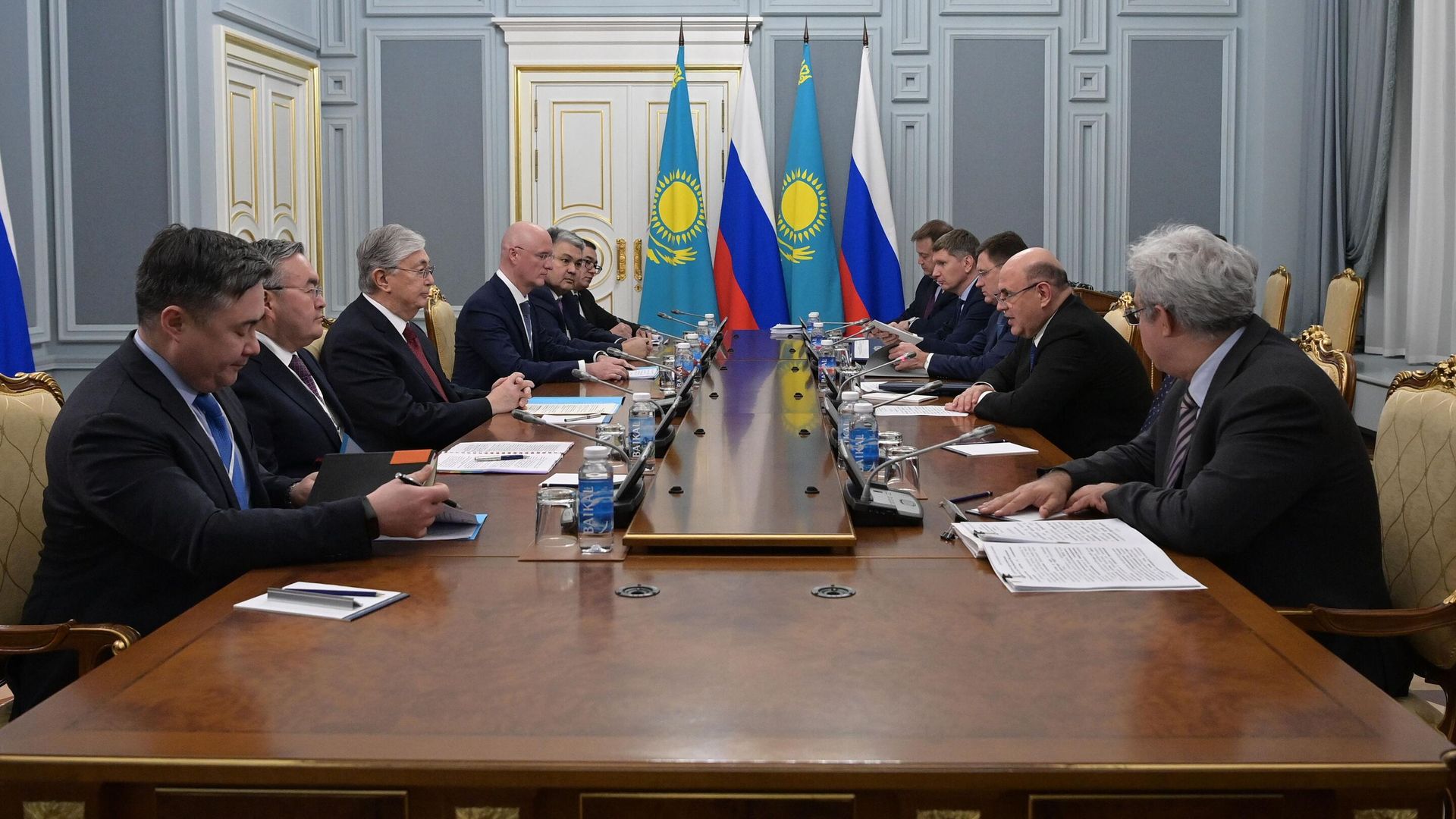 Председатель правительства РФ Михаил Мишустин и президент Республики Казахстан Касым-Жомарт Токаев во время встречи Председатель правительства РФ Михаил Мишустин и президент Республики Казахстан Касым-Жомарт Токаев во время встречи - РИА Новости, 1920, 28.11.2022