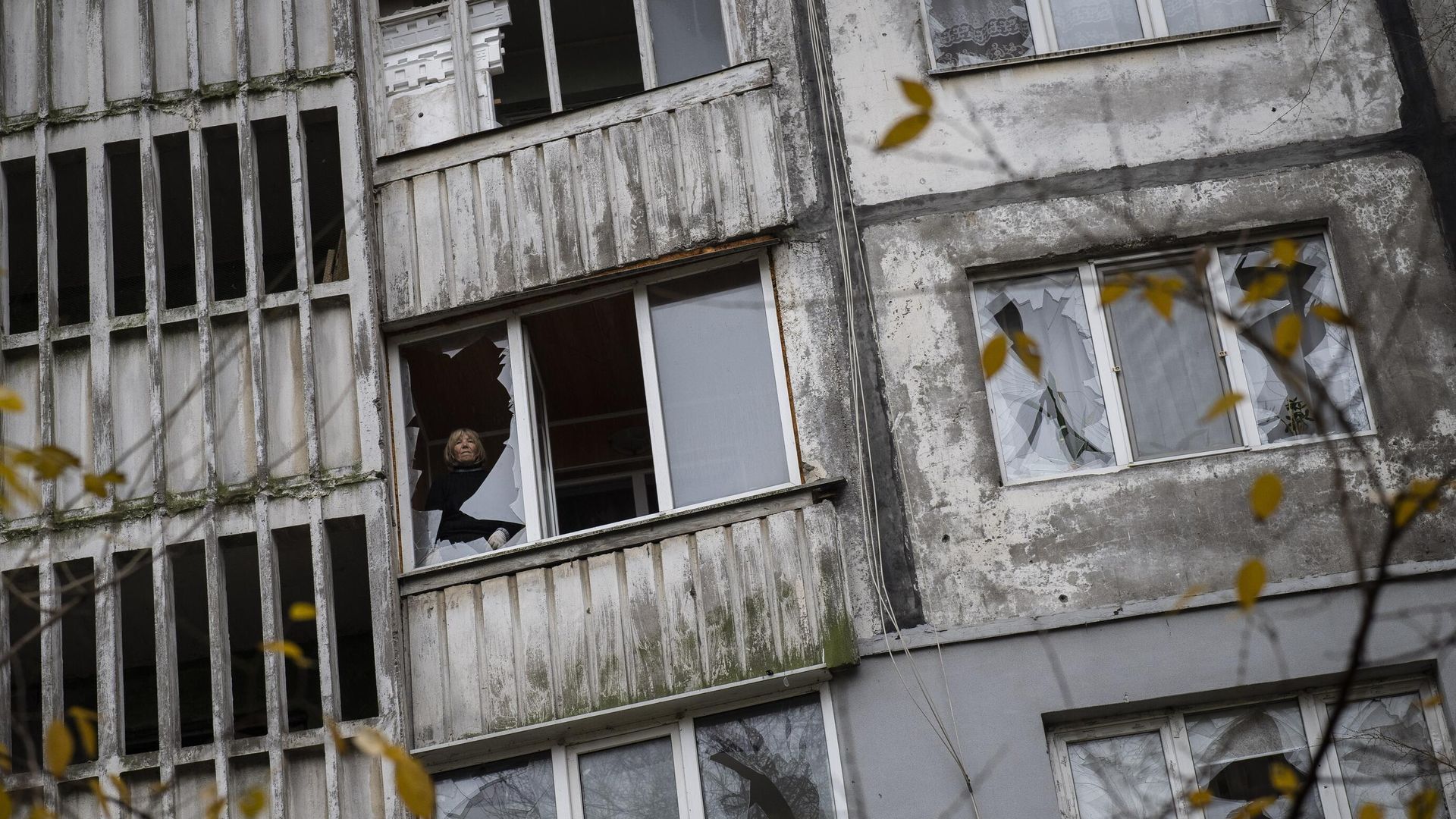 Женщина стоит около разбитого окна жилого дома в Херсоне Женщина стоит около разбитого окна жилого дома в Херсоне - РИА Новости, 1920, 28.12.2022