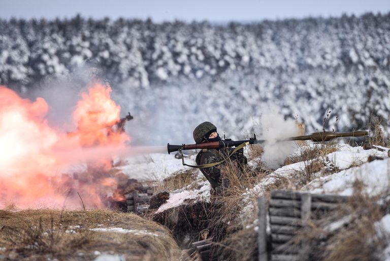 Мобилизованный военнослужащий стреляет из ручного гранатомета РПГ-7 на Чебаркульском полигоне Мобилизованный военнослужащий стреляет из ручного гранатомета РПГ-7 на Чебаркульском полигоне