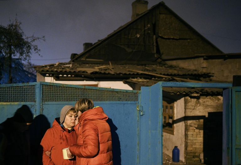 Местные жители возле жилого дома, частично разрушенного в результате обстрела ВСУ Ленинского района Донецка Местные жители возле жилого дома, частично разрушенного в результате обстрела ВСУ Ленинского района Донецка
