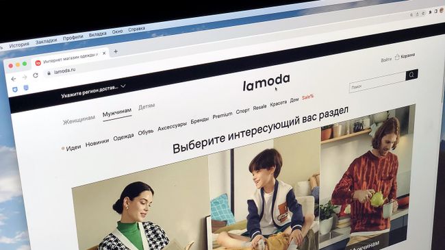Сайт интернет-магазина LaModa на экране монитора