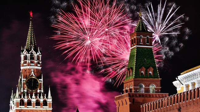 Новогодний салют над Красной площадью в Москве
